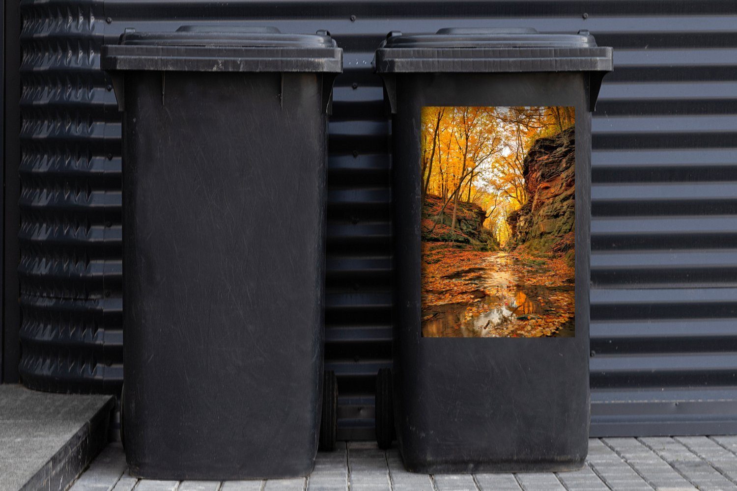 im Mülltonne, Mülleimer-aufkleber, Bach MuchoWow Wandsticker Abfalbehälter Container, Sticker, (1 St), Herbst