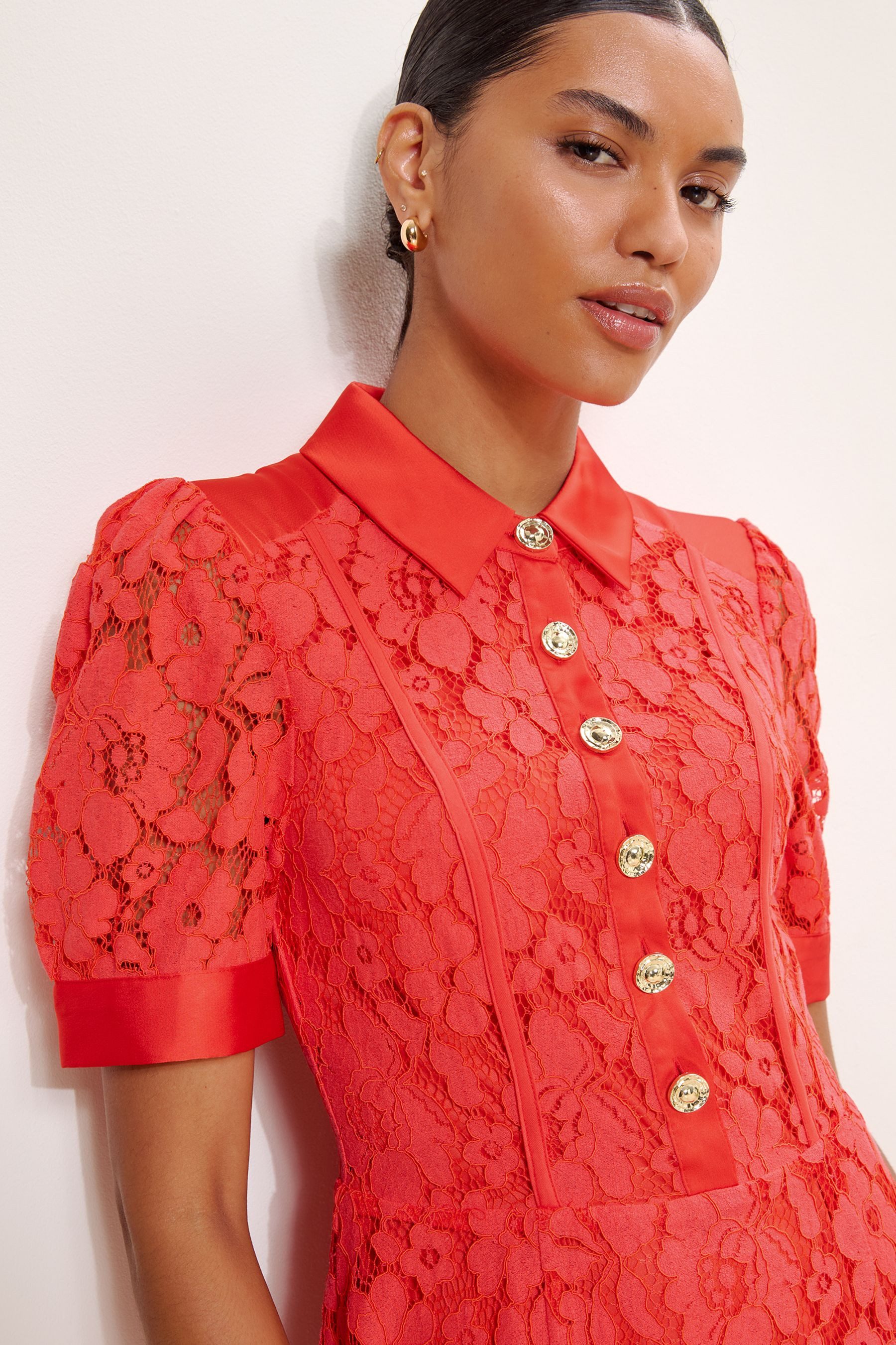 LIPSY Satinkleid Lipsy geknöpftes, kurzärmeliges Minikleid (1-tlg)