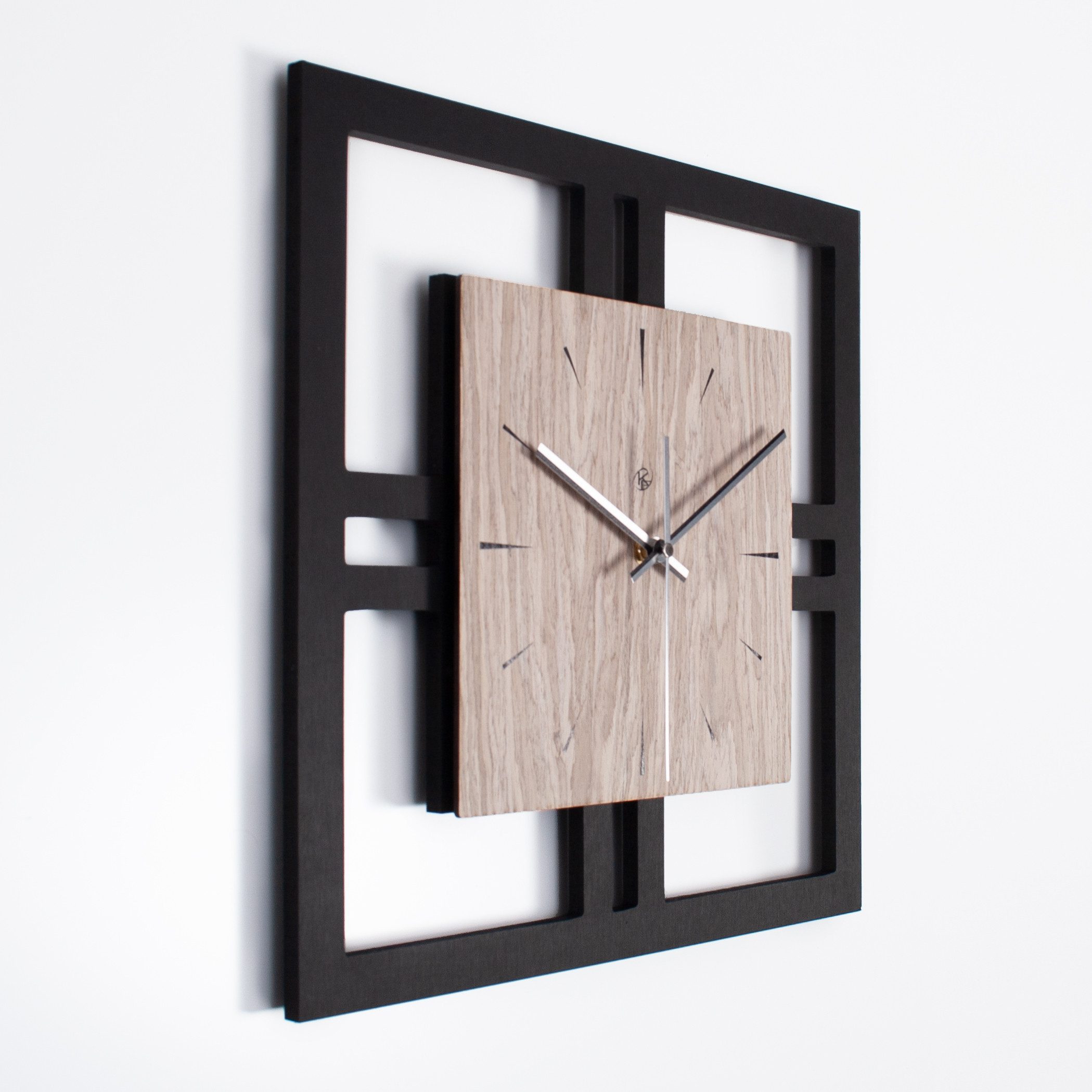Kreative Feder Wanduhr Designer-Wanduhr aus Holz (stilvoller Akzent aus Graueiche-Furnier; Hergestellt in Deutschland)