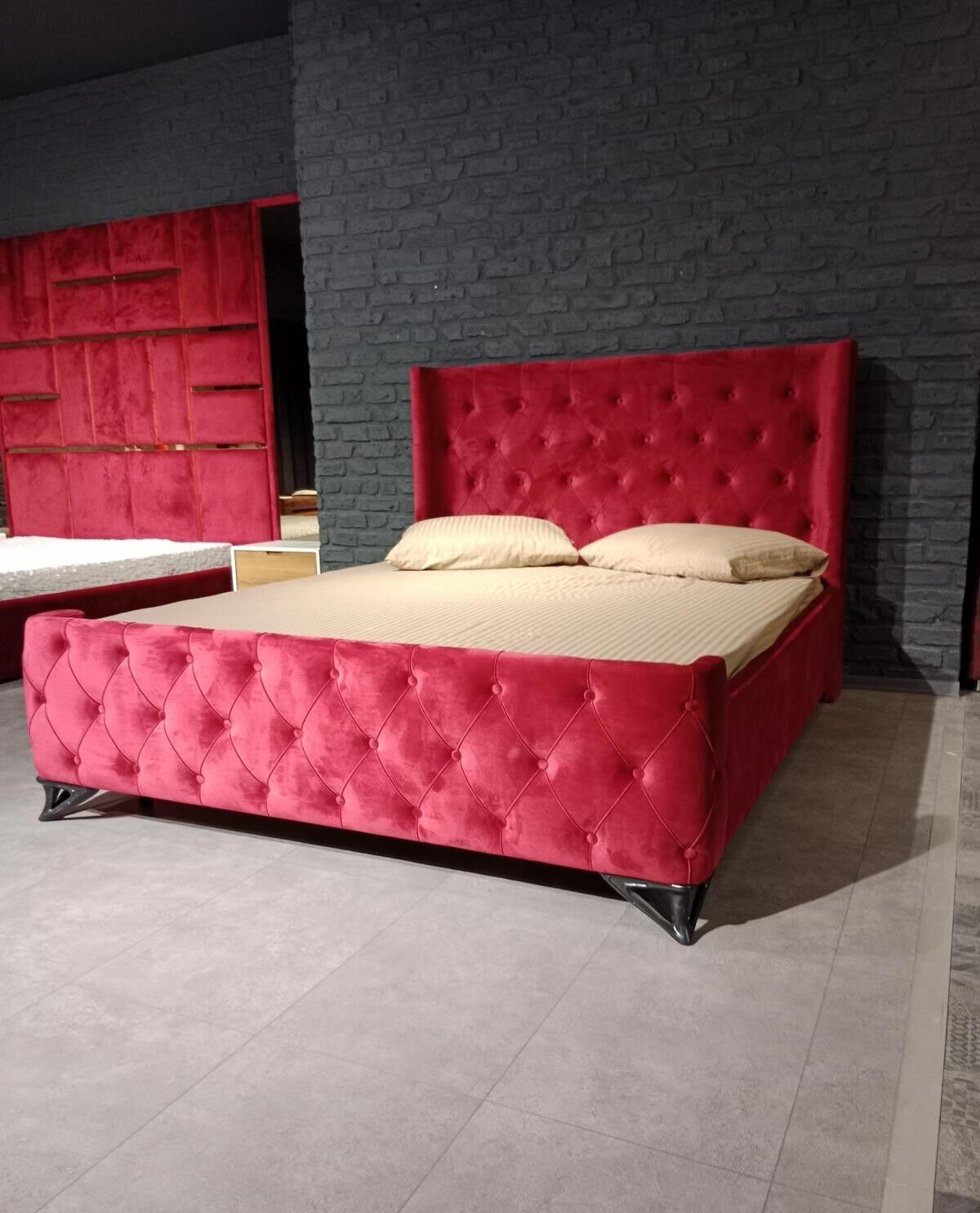 JVmoebel Bett Schlafzimmer Bett), Europa Designer (1-tlg., Hotel Polster Rot Bett Made Betten in Luxus Chesterfield