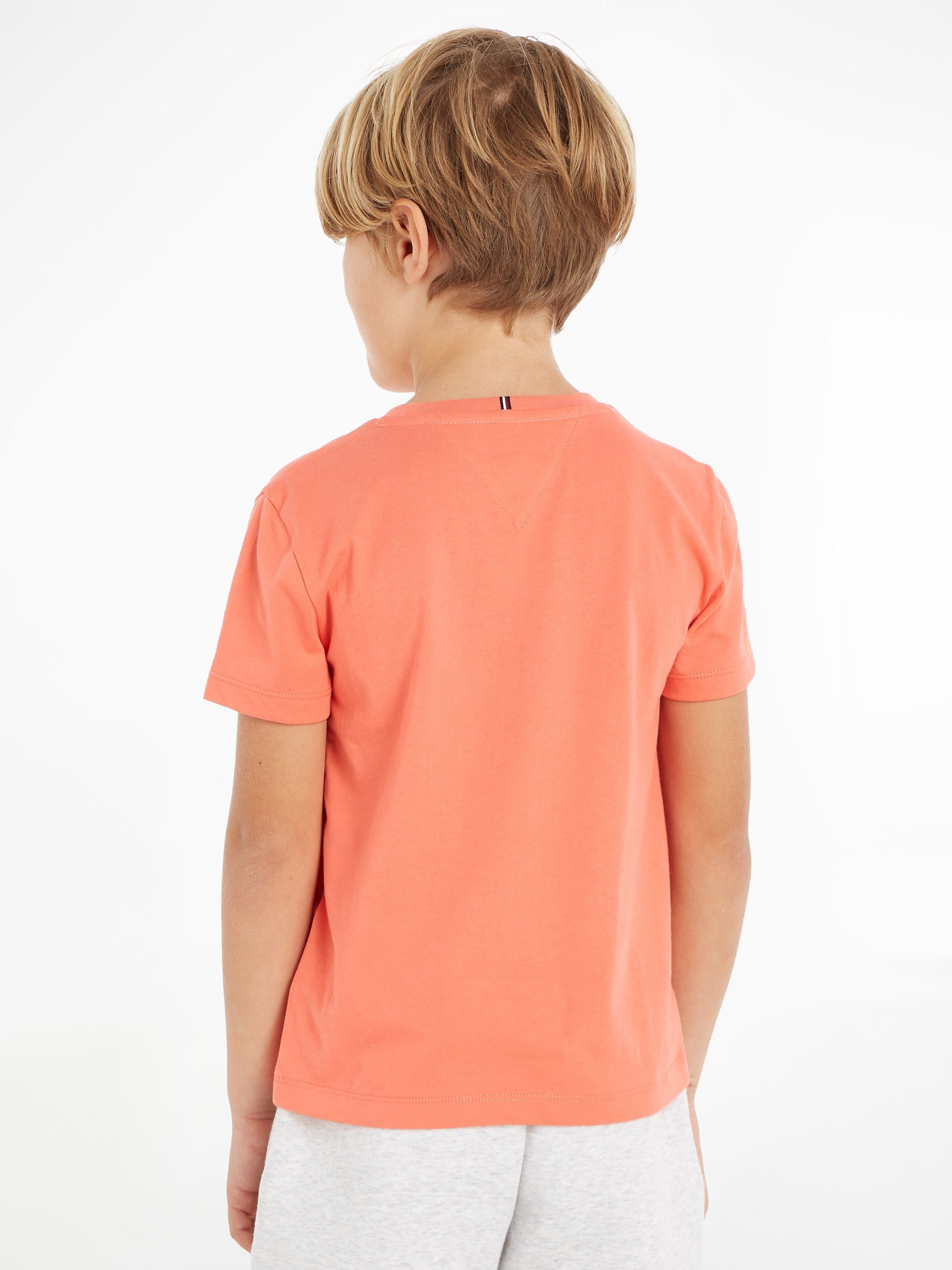 Tommy Hilfiger koralle T-Shirt modischem auf S/S Brust TEE mit Hilfiger-Logoschriftzug MONOTYPE der