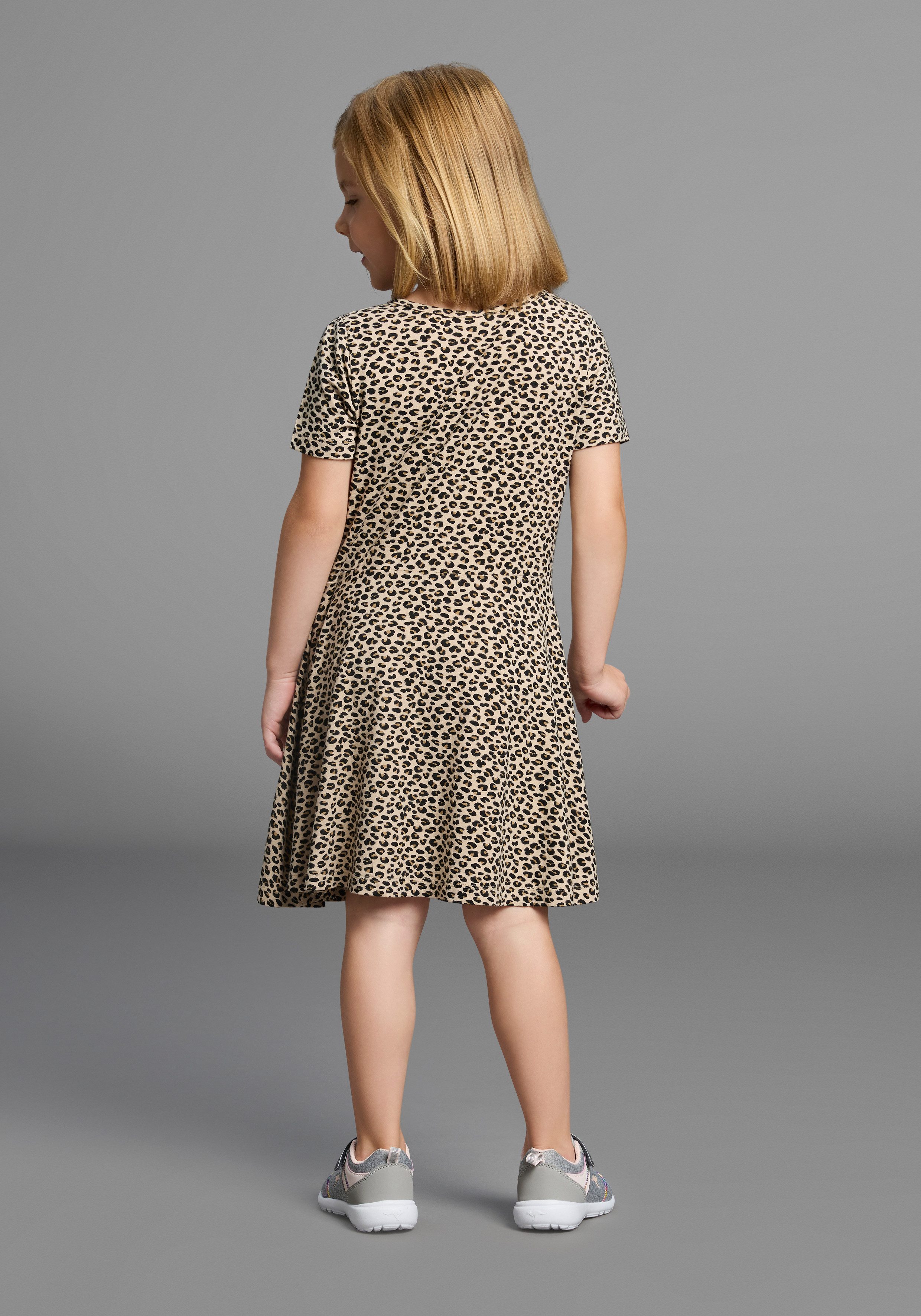 KIDSWORLD Jerseykleid Shirtkleid in Leo-Musterung Shirtkleid in Leo-Optik, unten austestellt