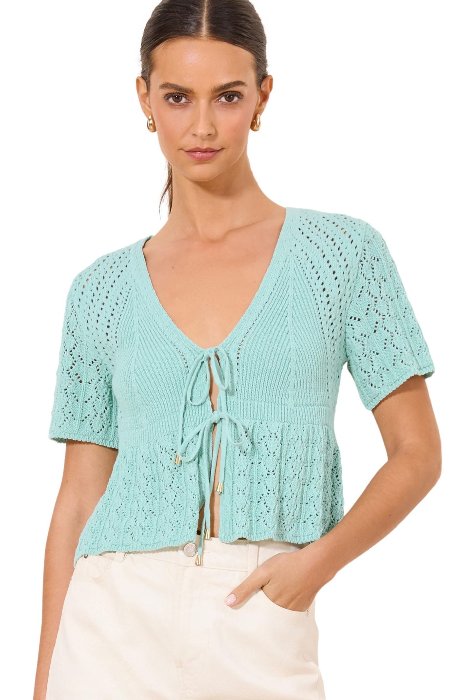 LIPSY Strickjacke Lipsy Kurzarm-Strickjacke, Häkelei + Bindedetail (1-tlg)