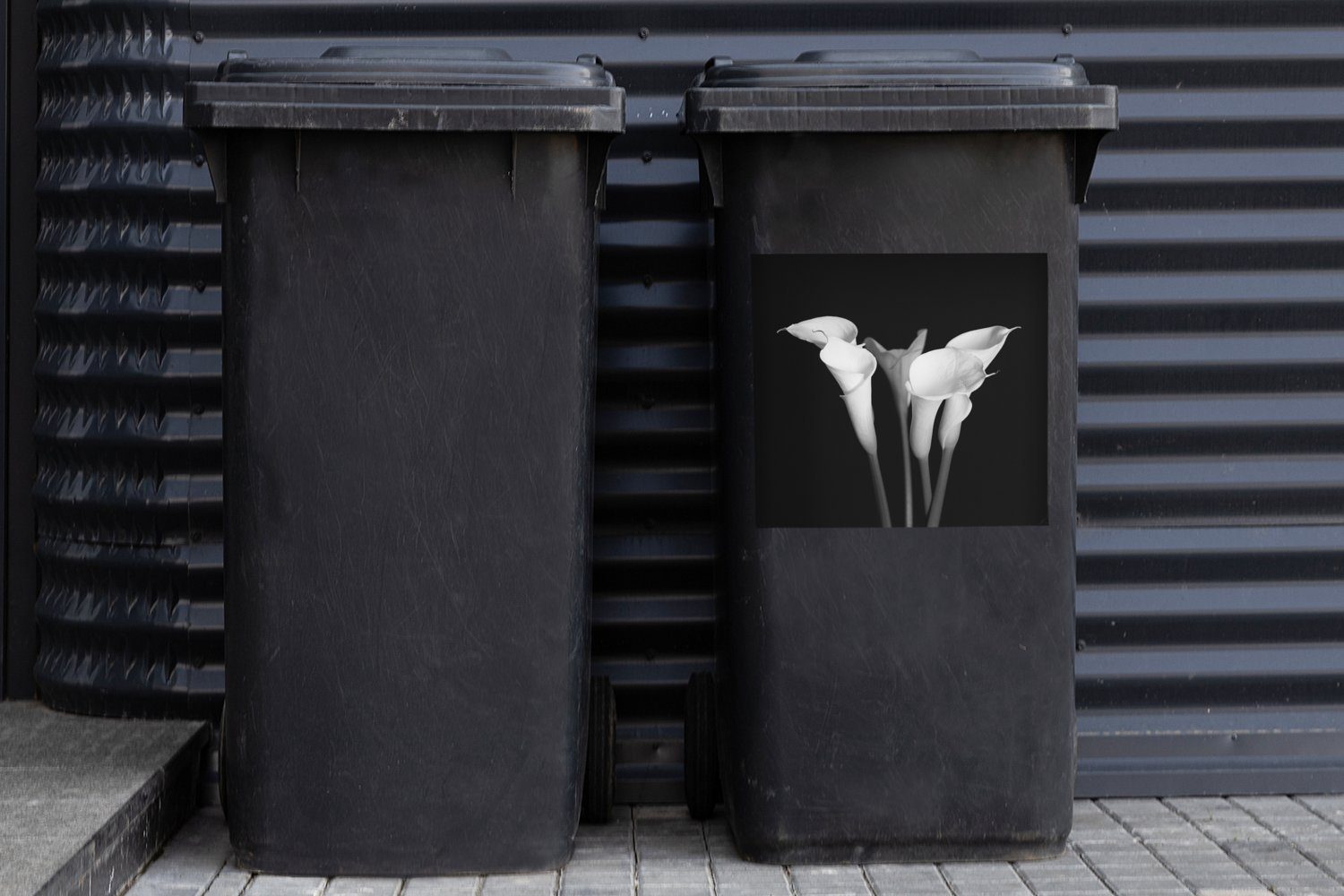 Mülleimer-aufkleber, Nahaufnahme Container, auf Calla-Lilien-Blüten schwarzem Abfalbehälter Eine Hintergrund Sticker, von (1 St), Wandsticker Mülltonne, MuchoWow