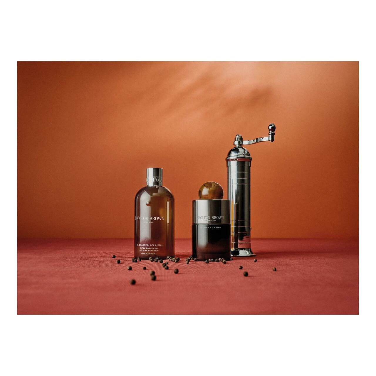 MOLTON BROWN Duftkerze Re-Charge Black Pepper Luxus Duftkerze, für Alle Hauttypen