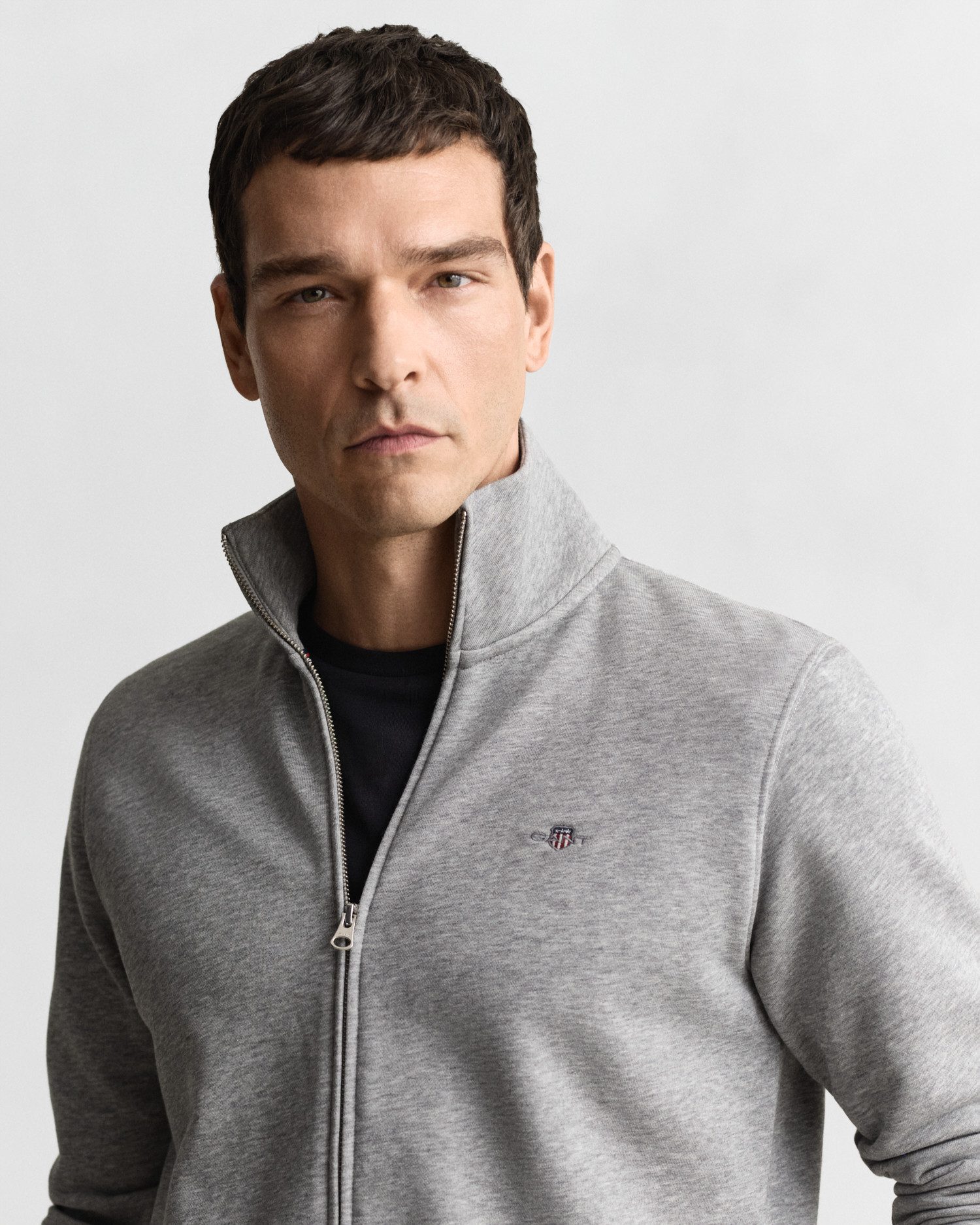 Gant Sweatjacke REG SHIELD FULL ZIP SWEAT mit Logostickerei auf der Brust