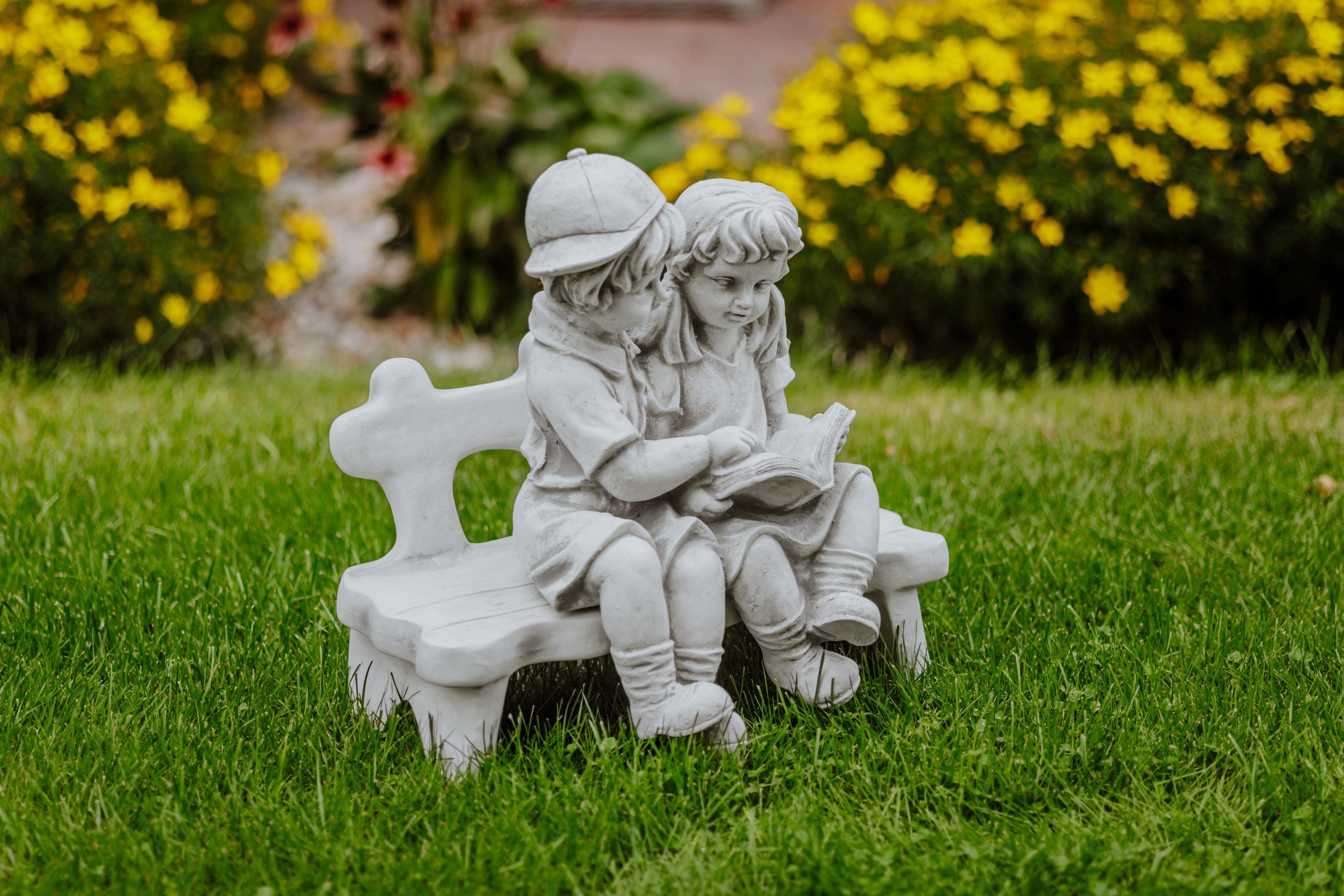 gartendekoparadies.de Gartenfigur Mädchen und Jungen Figur auf der Bank, Steinfigur, H. 45 cm, 22 kg, Frostsicher