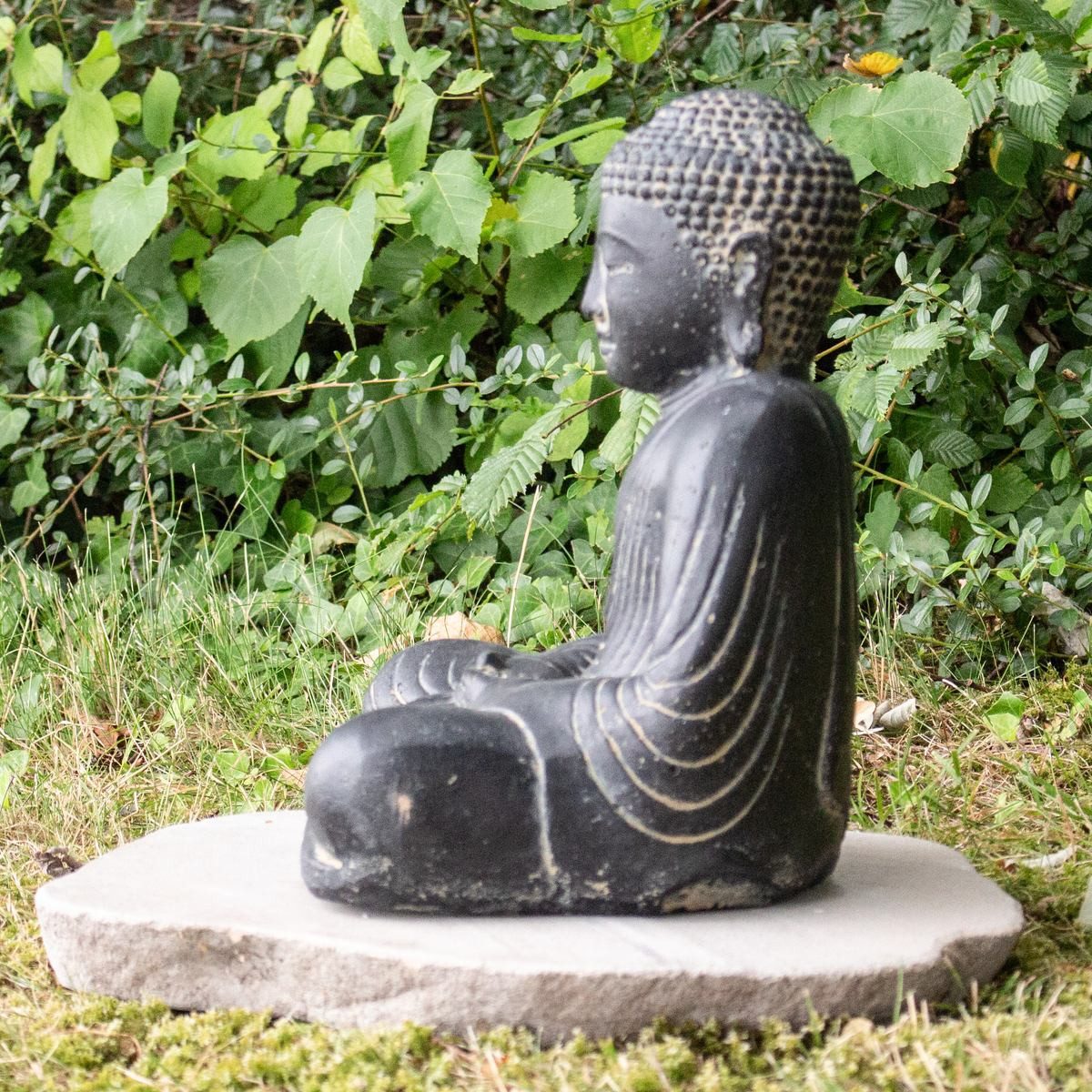 Oriental Galerie Dekofigur Japan Buddha Figur Gartenfigur aus Lavastein Sitzend 30 cm (1 St)
