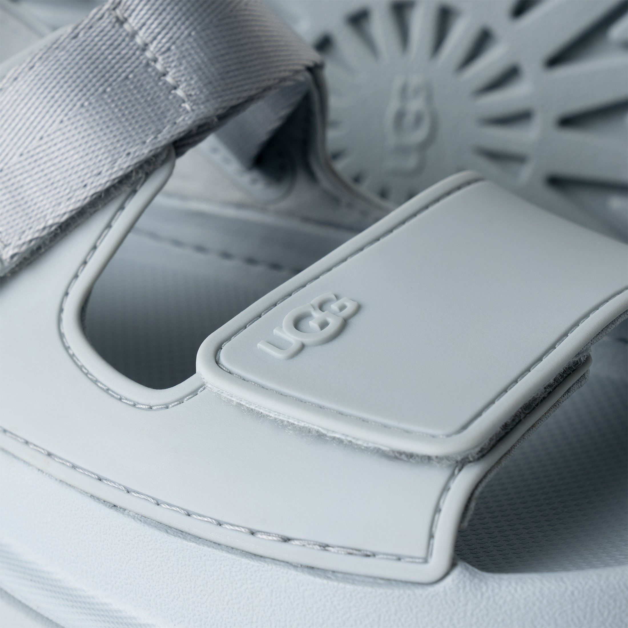 UGG GOLDENGLOW Plateausandale, Sommerschuh, Strandschuh, Plateausandale mit Klettverschlüsse