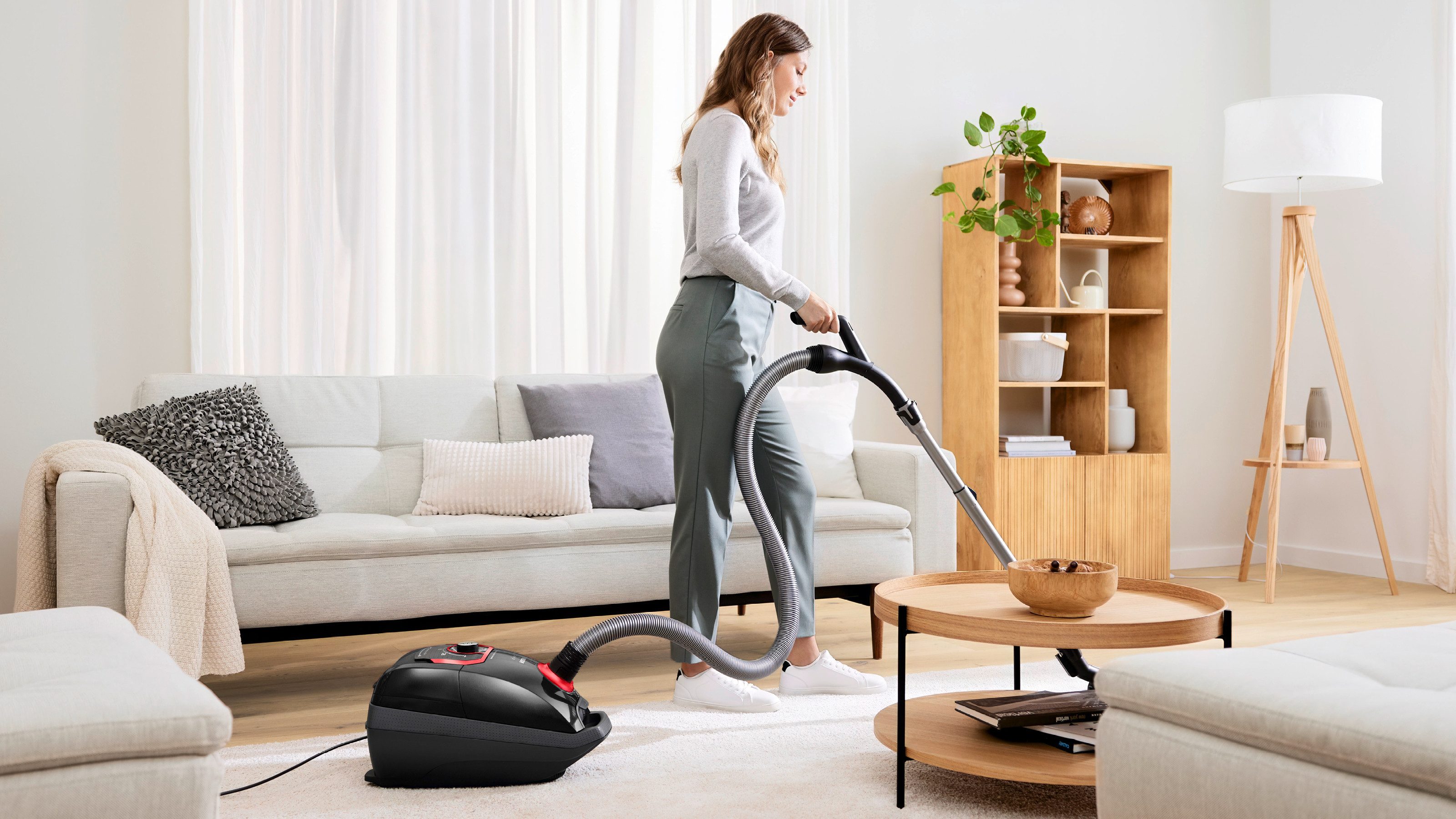 BOSCH Bodenstaubsauger Serie 8 BGB75X650, ideal für Allergiker, 10 Jahre Motorgarantie, 650 W, mit Beutel, Hygiene-Filter, XXL-Polsterdüse, XXL-Fugendüse, langes Kabel, schwarz
