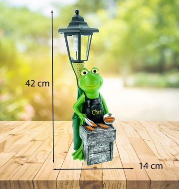 Kremers Schatzkiste Gartenfigur Gartenfigur Frosch Grillmeister mit LED Solarlaterne und Chef Schürze