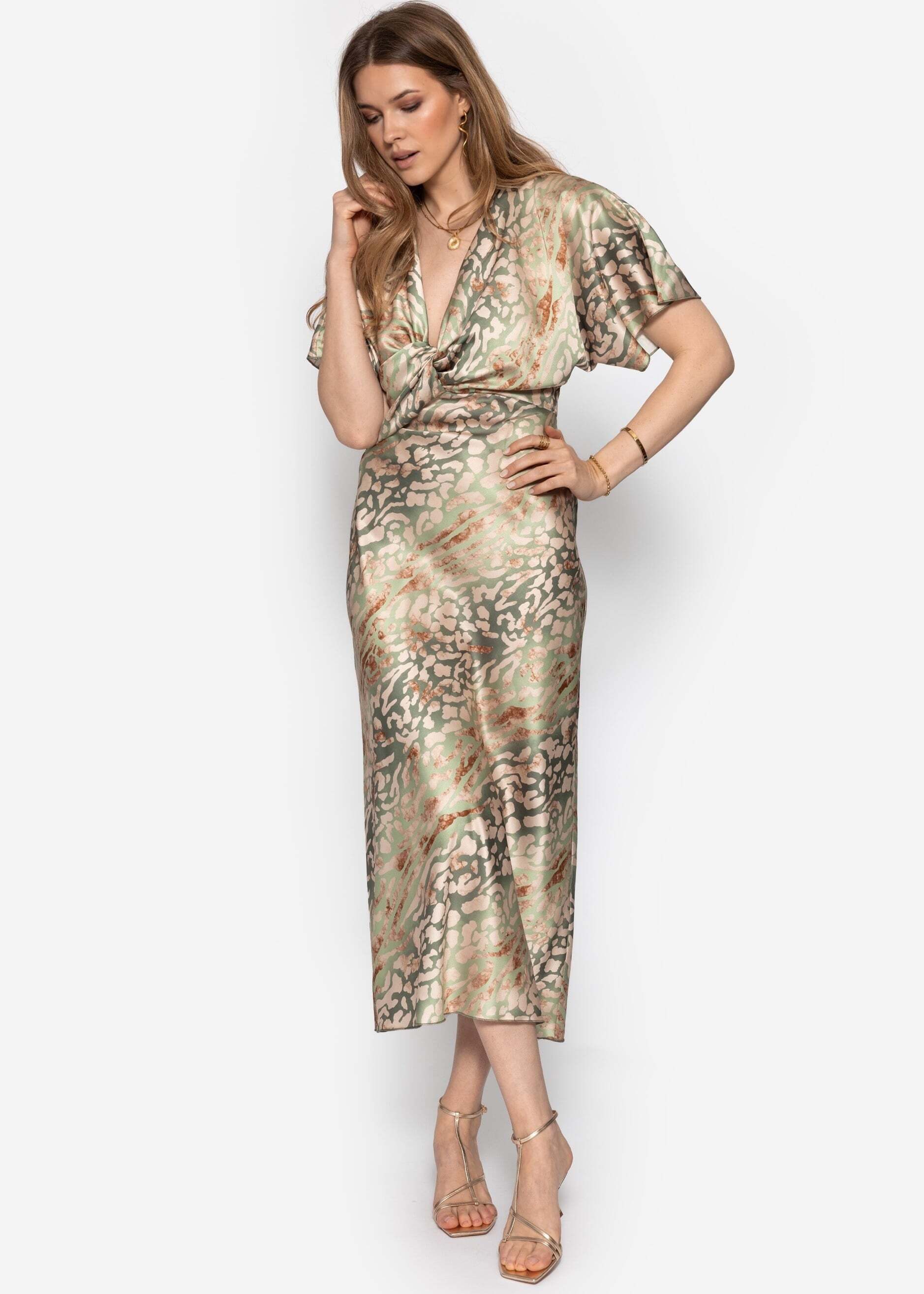 SASSYCLASSY Satinkleid Satin Midikleid mit Animal Print für Damen Langes Kleid in fließender Optik mit Wickel-Look V-Ausschnitt Grün