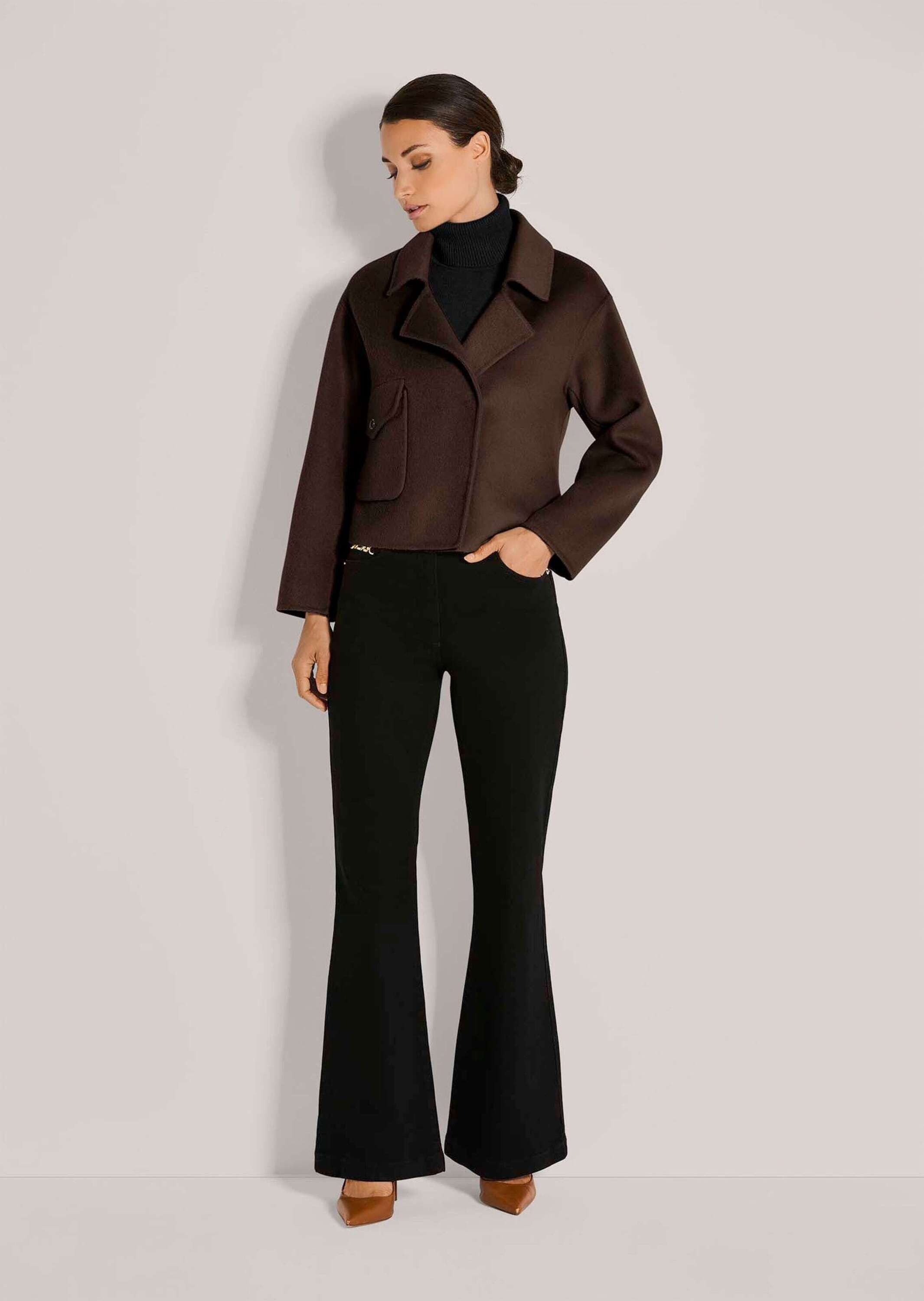 MADELEINE Outdoorjacke Jas. Zuiver wol Kastige Form, Hemdkragen, verdeckte Knopfleiste, lange Ärmel