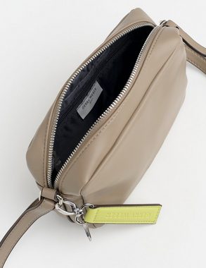 GERRY WEBER Handtasche Kleine Schultertasche mit dekorativem Anhänger