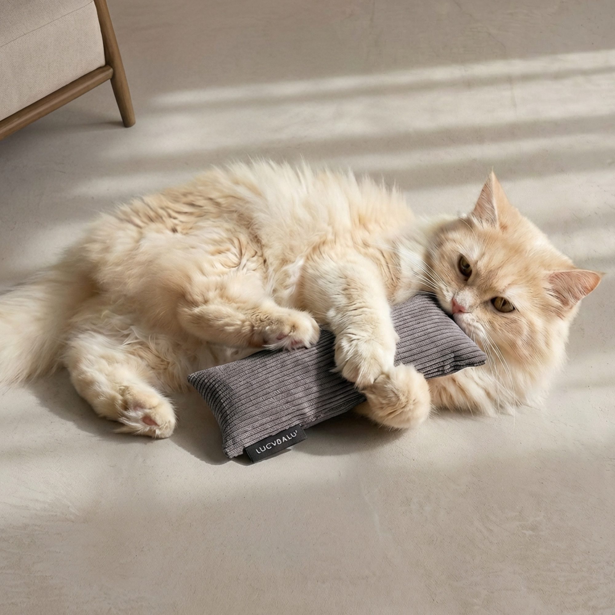 LucyBalu Tierkuscheltier »KICK BUNNY Katzenkissen mit Catnip / Katzenminze aus Cord & Wolle«