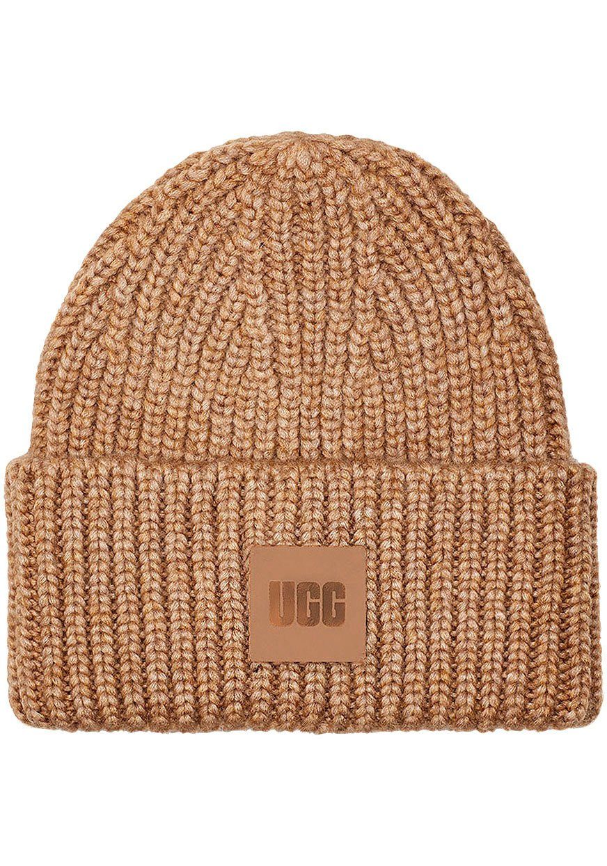 UGG Beanie W CHUNKY RIB BEANIE Wintermütze, Strickmütze mit Logobadge günstig online kaufen