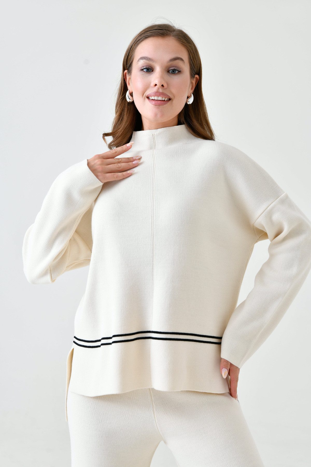 Blusentop Zweiteiliges Strickset aus Oversize-Pullover und hochgeschnittener Hos