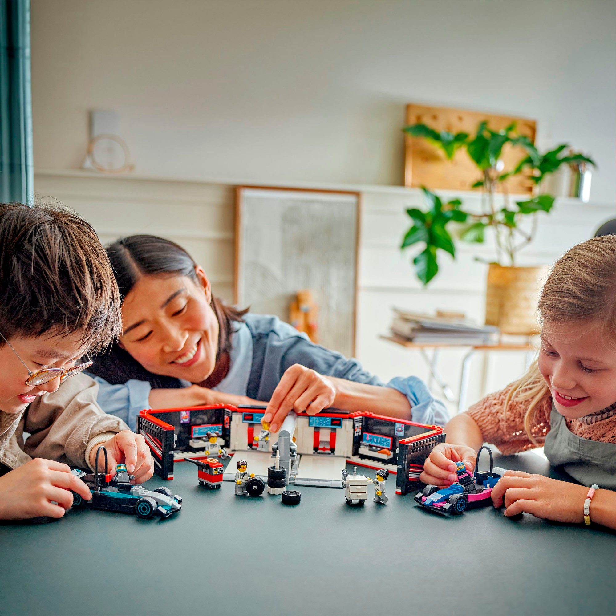 LEGO® F1® Garage mit Mercedes-AMG & günstig online kaufen