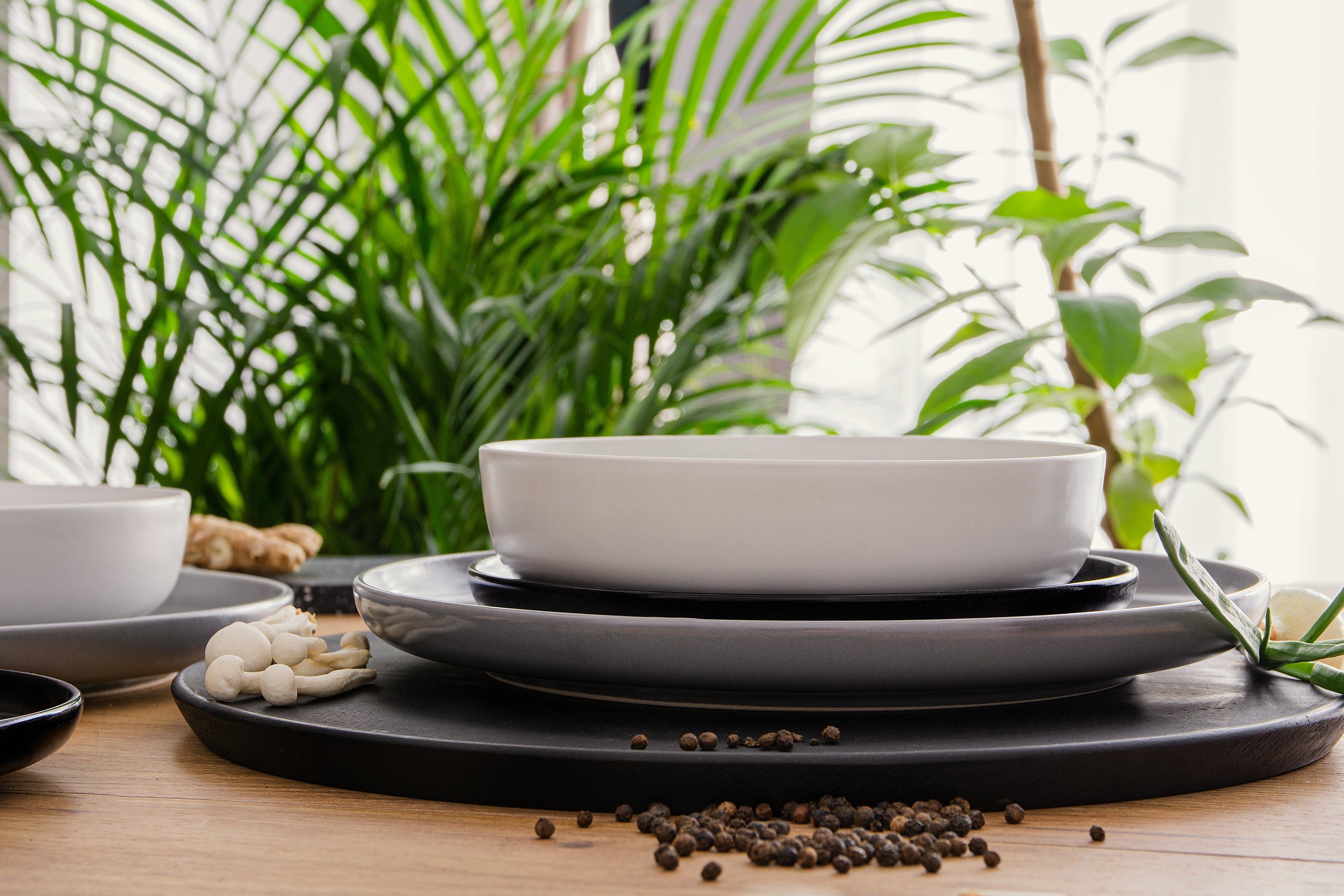 KONSIMO® Tafelservice VICTO Geschirrset hergestellt in der EU (18-tlg), 6 Personen, Steingut, spülmaschinengeeignet, mikrowellengeeignet, matt, rund