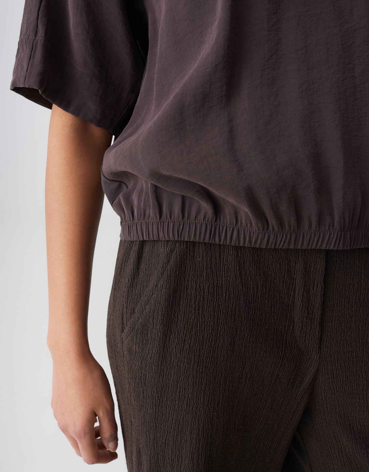 OPUS Kurzarmshirt Seira aus weicher Webware mit dezenter Struktur Der Gummibund sorgt für angenehmen Sitz im Alltag – Bild 5 von 5