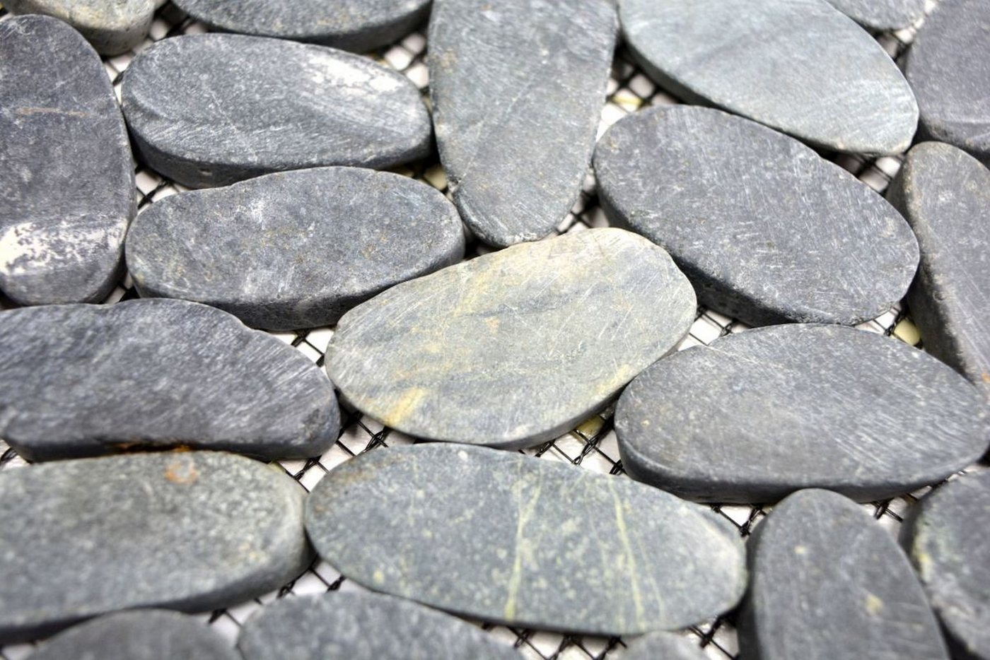 Thumbnail - Mosani Mosaikfliesen Oval Flusskiesel Mosaikfliesen schwarz matt / 10 Matten