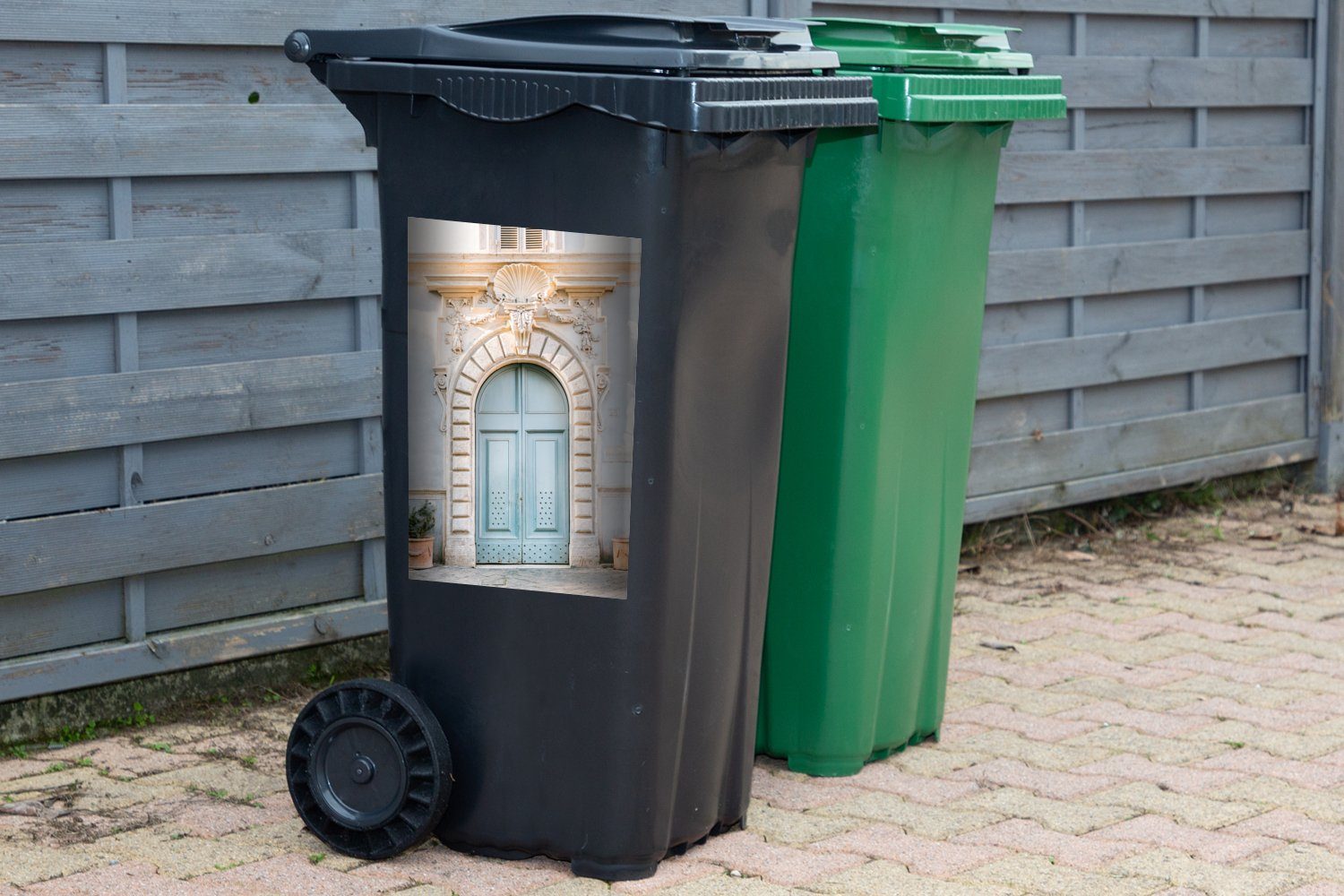 MuchoWow Wandsticker Tür - Abfalbehälter Mülltonne, - Sticker, Architektur - St), Blau Haus Mülleimer-aufkleber, Container, (1