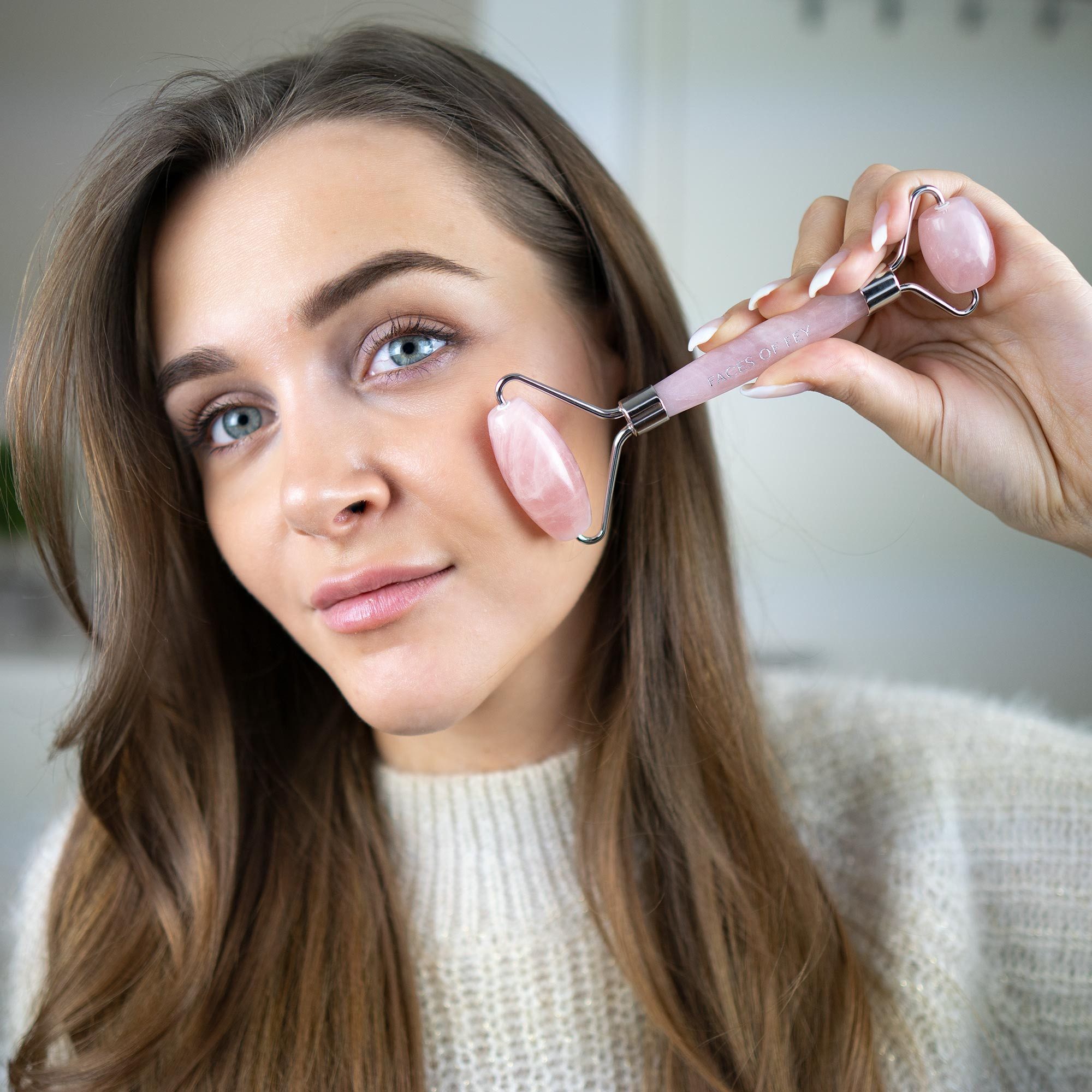 FACES OF FEY Gesichtsmassagegerät Rosenquarz Roller