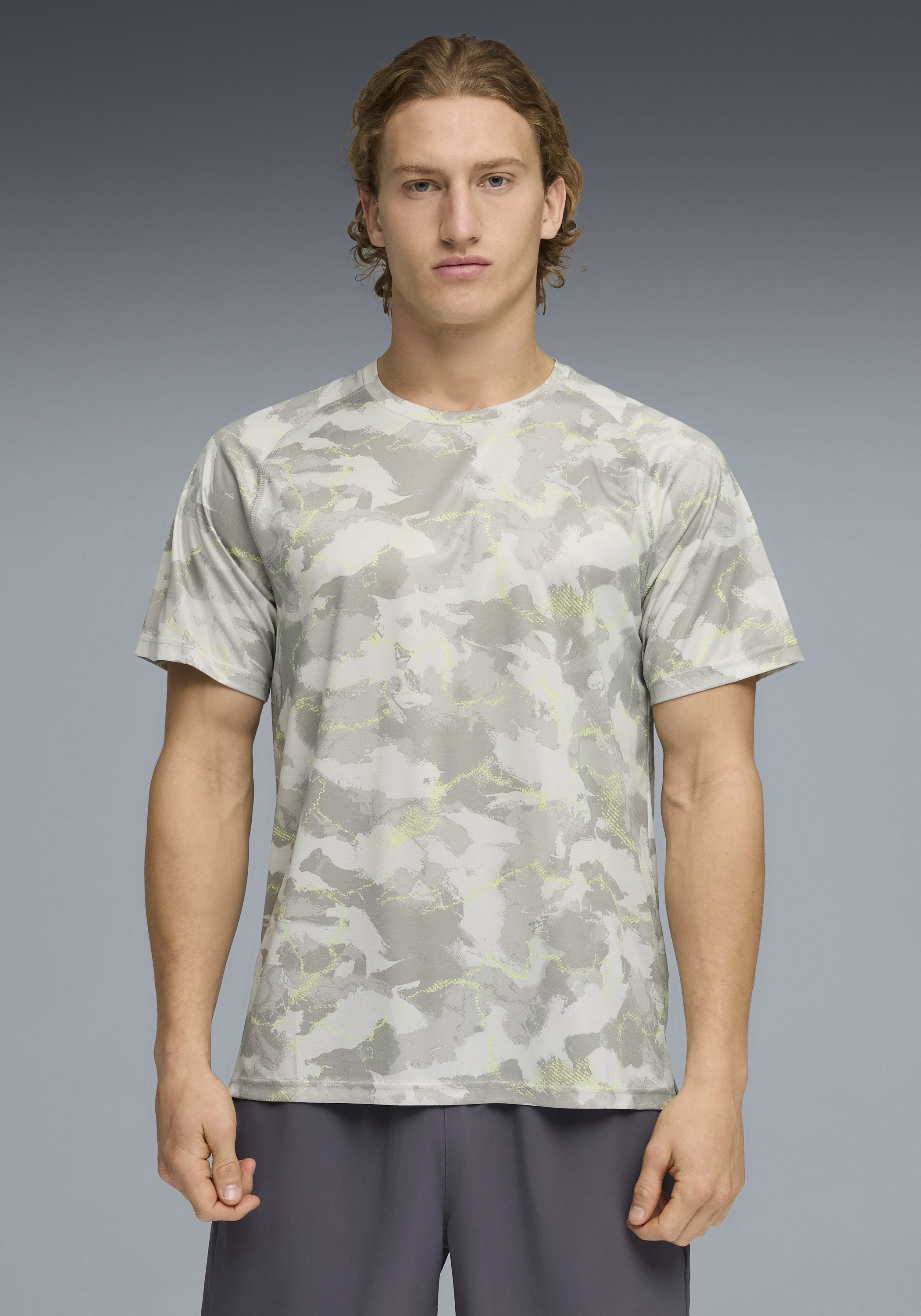 PUMA Trainingsshirt M PWRTRAIN AOP TEE Regular Fit, kurze Ärmel, für Fitness und sportliche Aktivitäten