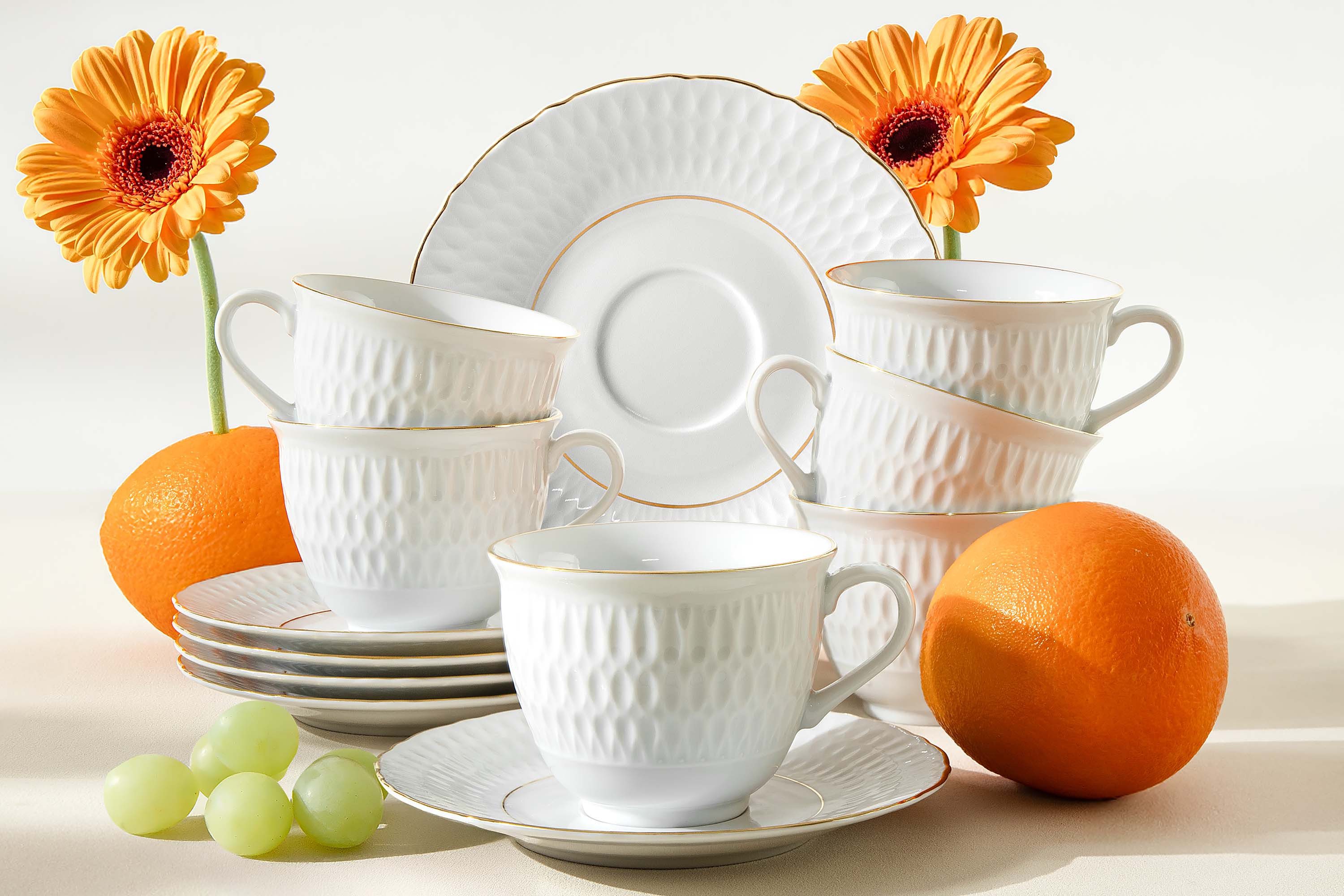 KONSIMO® Kaffeeservice CMIELOW SOFIA Kaffeetassen-Set, Geschirr-Set (12-tlg), 6 Personen, Porzellan, handbemalt in echtem Gold, Handwäsche empfohlen, Elegant
