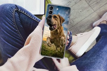 MuchoWow Handyhülle Bunter Himmel über diesem Labrador Retriever, Phone Case, Handyhülle Samsung Galaxy S21 Plus, Silikon, Schutzhülle