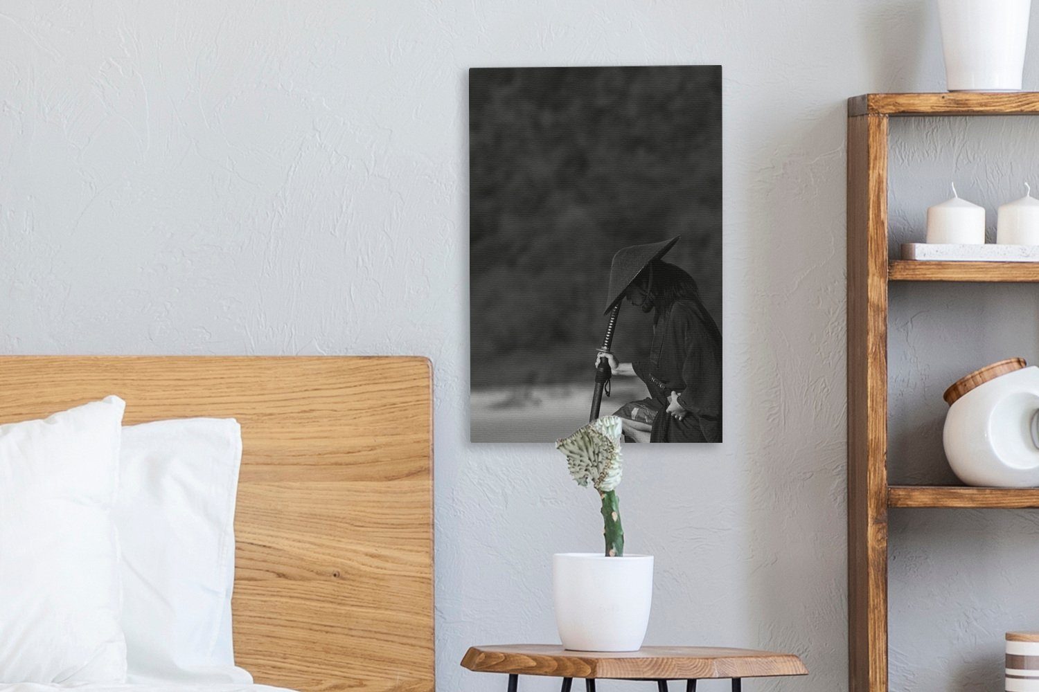 OneMillionCanvasses® Leinwandbild Schwarz-Weiß-Foto eines Zackenaufhänger, Leinwandbild in St), inkl. einer (1 20x30 fertig Samurai Waldlandschaft, bespannt cm Gemälde