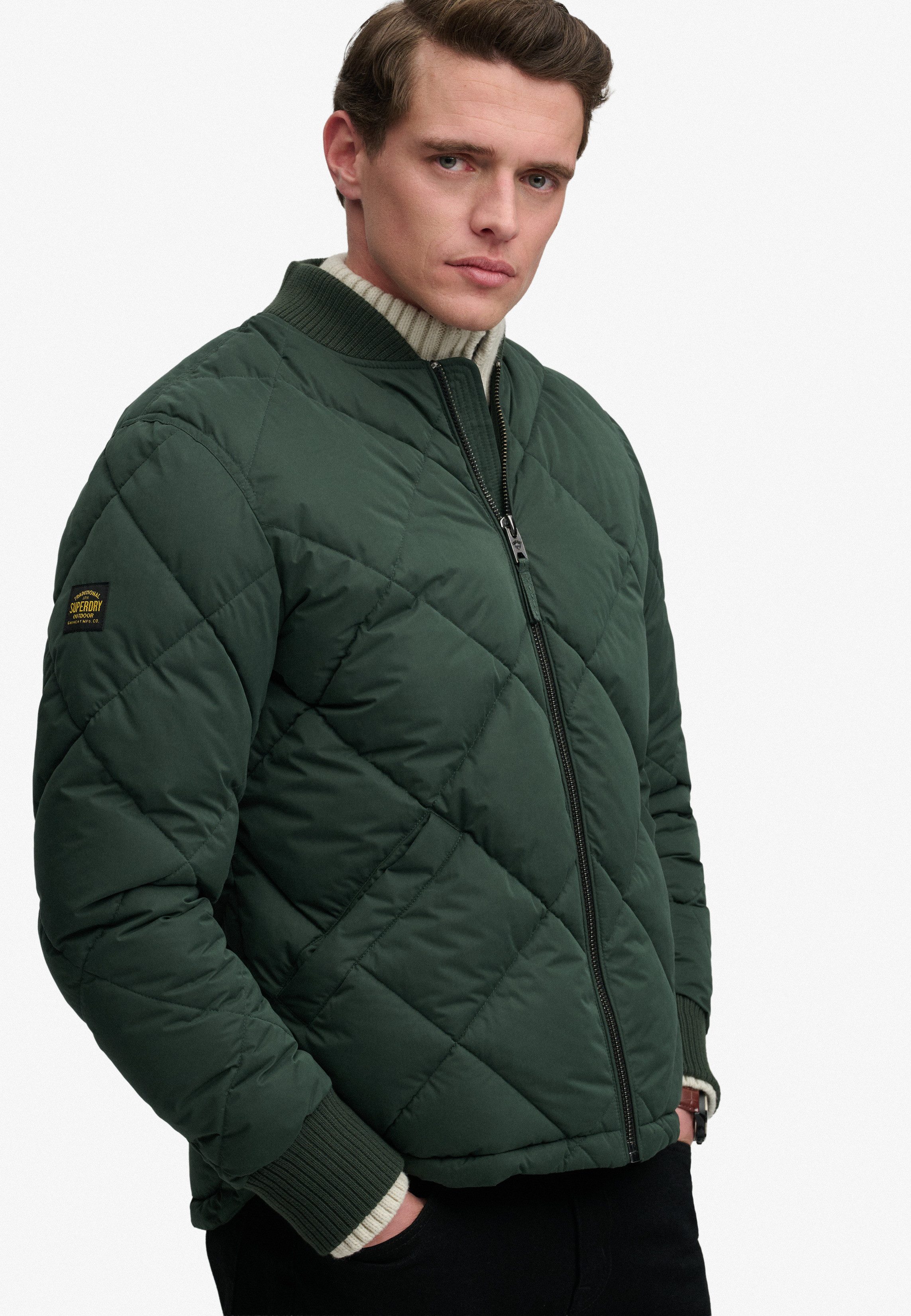 Superdry Steppjacke DIAMOND QUILT JACKET Regular Fit, mit Reißverschluss, aus Polyester und Kunstfaser