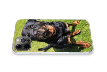 MuchoWow Handyhülle Rottweiler schaut seinen Besitzer an, Handyhülle Apple iPhone 12 Pro, Smartphone-Bumper, Print, Handy