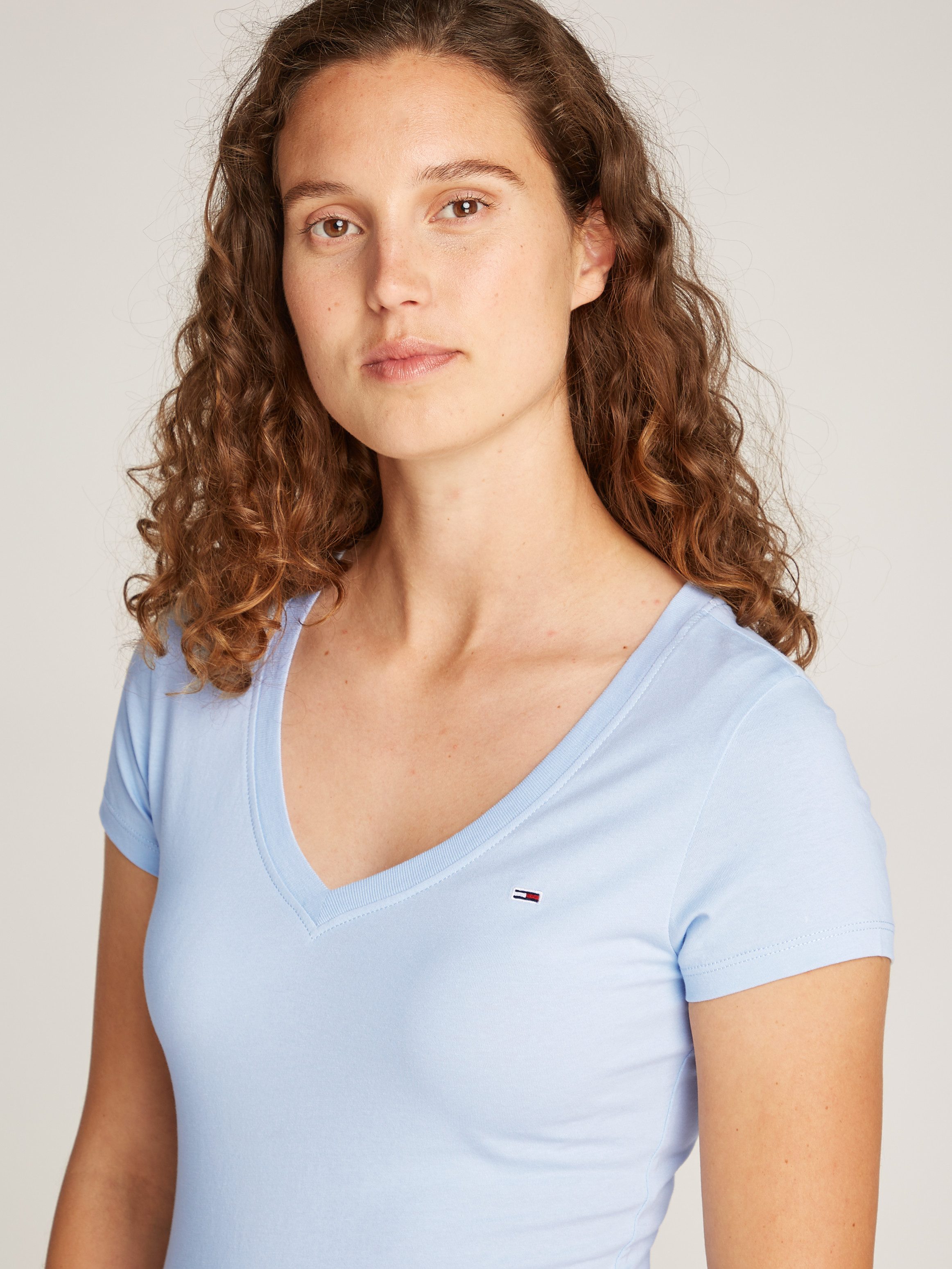 Tommy Jeans Kurzarmshirt TJW SLIM V-NECK TEE mit Logo-Stickerei günstig online kaufen