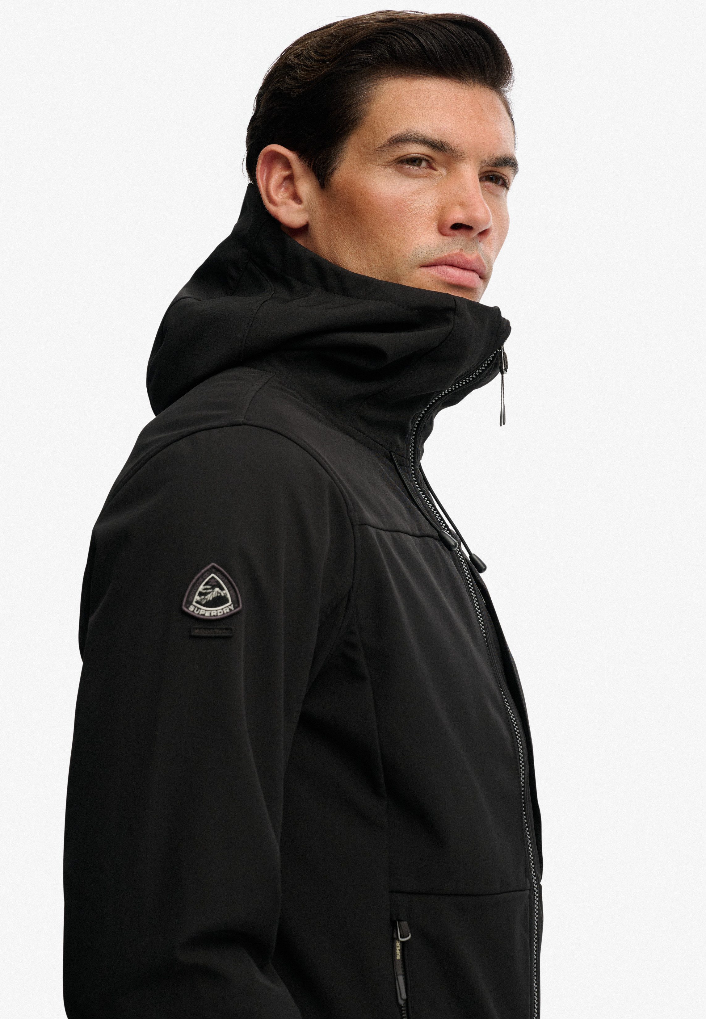 Superdry Outdoorjacke HOODED SOFTSHELL TREKKER JKT mit Materialmix aus Polyester und Elasthan, Relaxed Fit – Bild 5 von 5