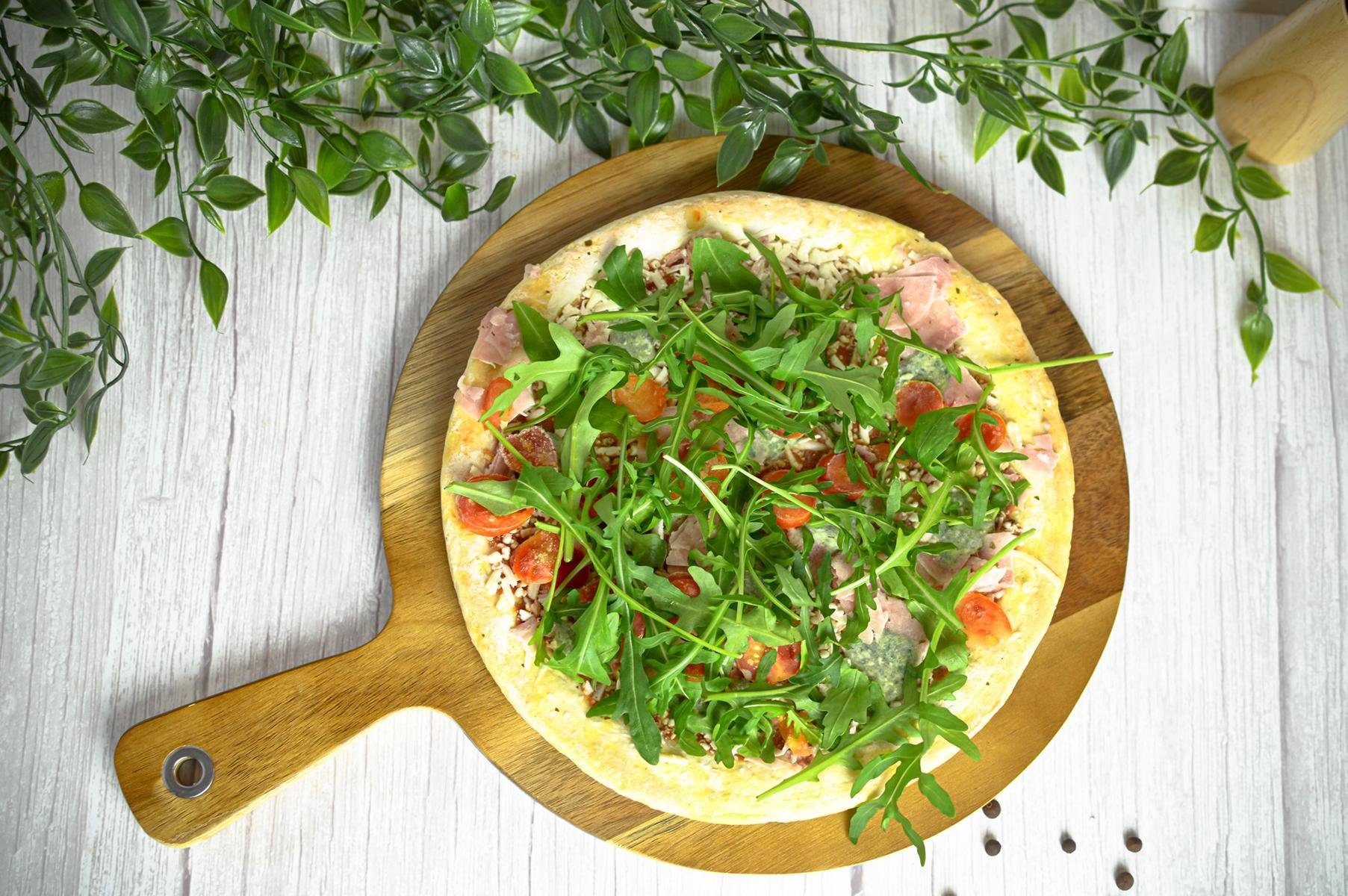 Sendez Pizzaschneidebrett mit Griff Holzbrett Vesperbrett Käsebrett Pizzateller Schneidebrett, Akazienholz, (1-St), mit Griff