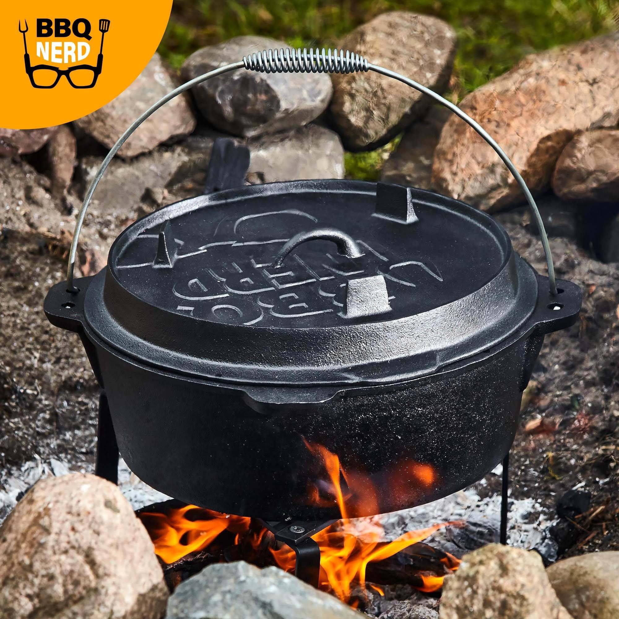 4,2L / Grill / Ständer, Gusseisen 13,6L), mit - & (Dutch Oven Deckelheber , Deckel Feuertopf Professional Feuerfester BBQ Kochtopf, Camping Nerd mit eingebrannt Grilltopf 9,0L Bräter bereits preseasoned, 7,3L inkl.