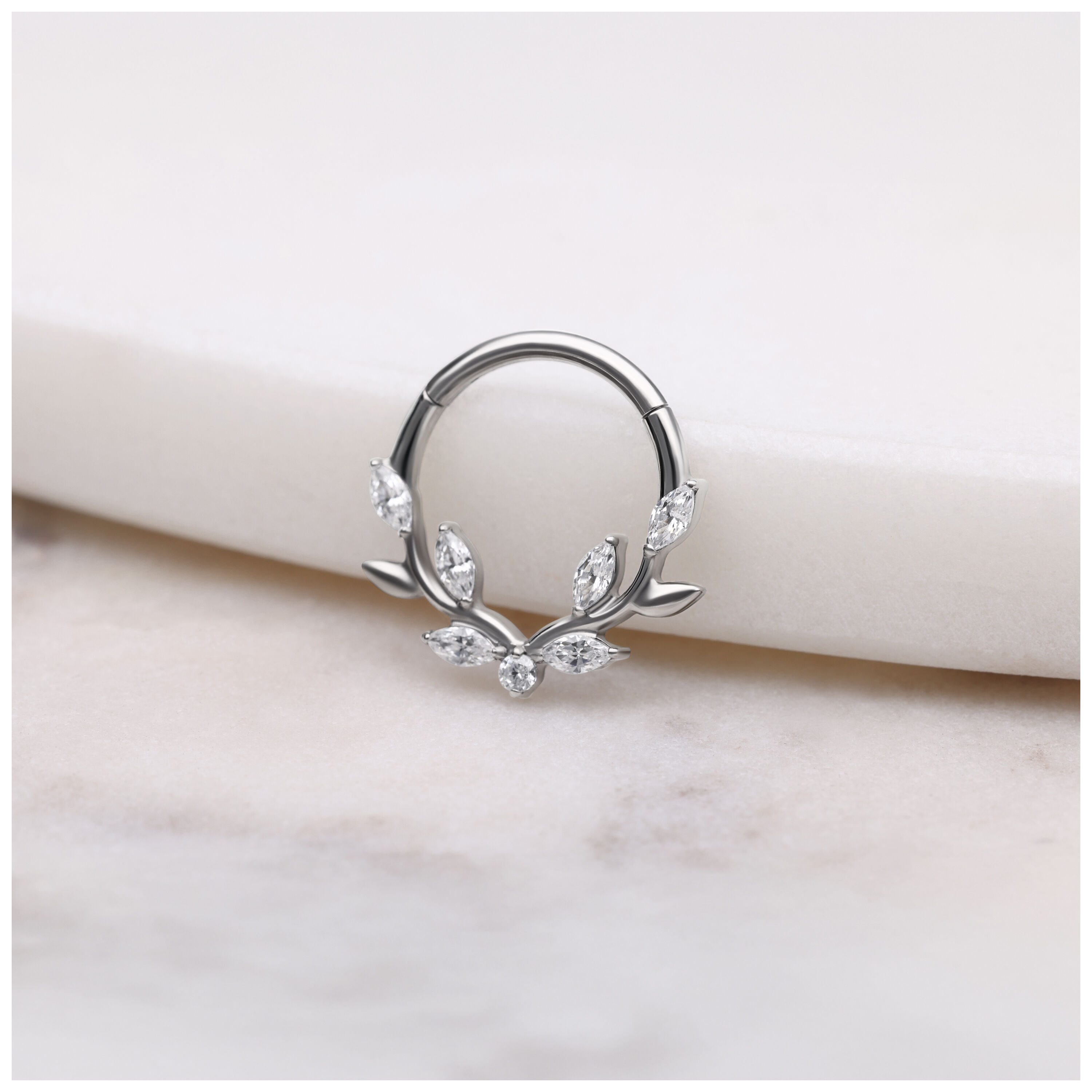 Wildcat Nasenpiercing Lovely Crystal Leaf Septum Clicker für Ohr, Nase, 1 Stück, Titan Grad 23 - wasserfest, hautverträglich, Silber – Bild 3 von 5
