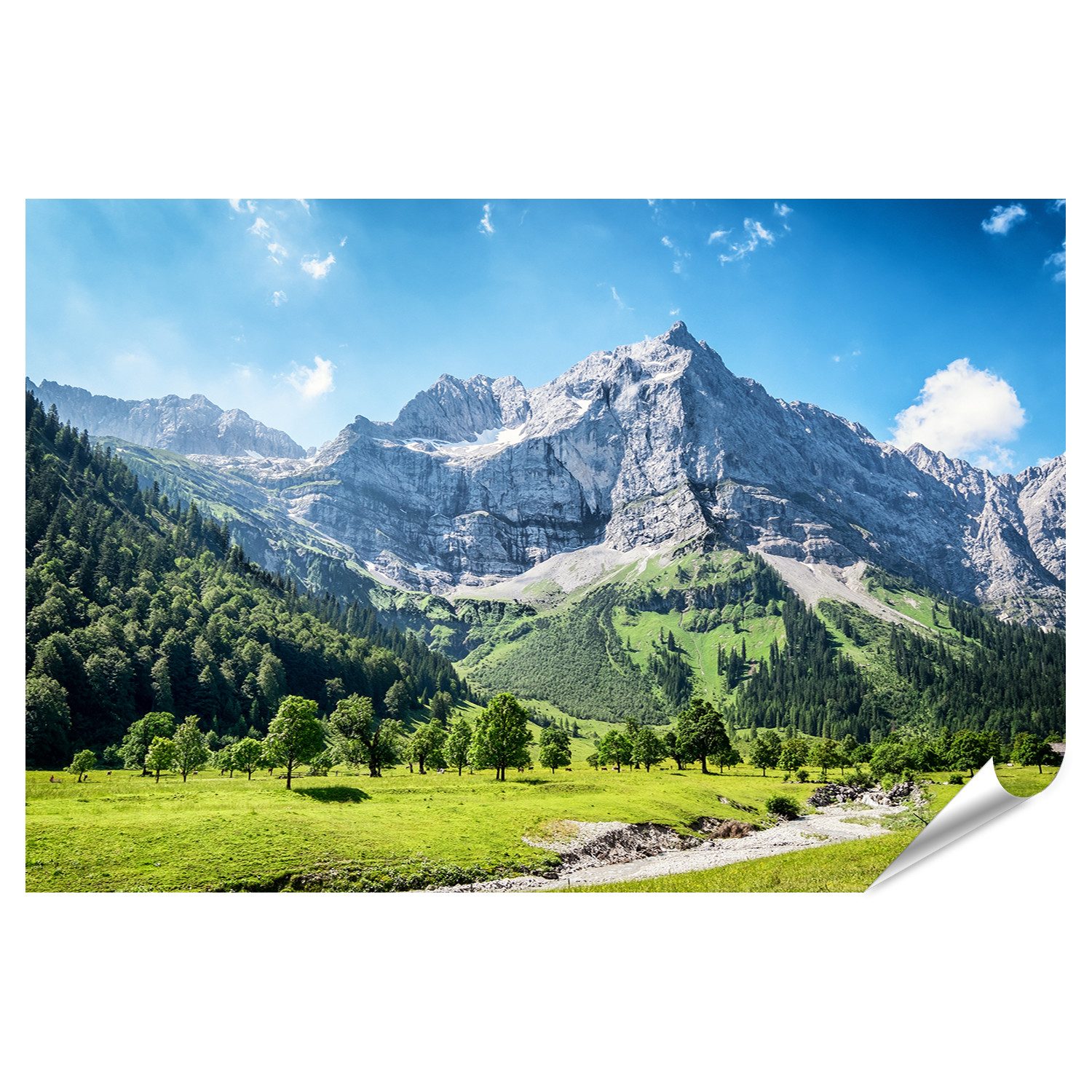 islandburner Poster Alpenlandschaft mit grünen Wiesen und imposantem Bergpanorama