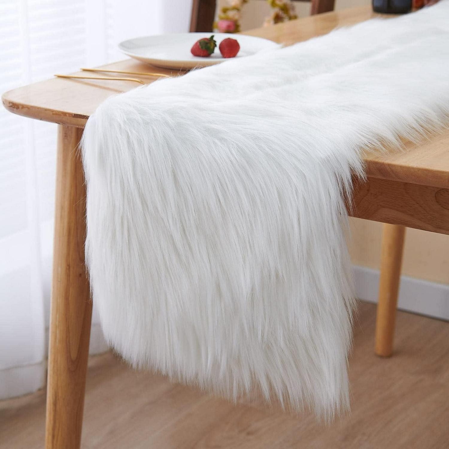 LuxusKollektion Tischläufer Tischläufer Weihnachten Kunstfell weiß 30x180cm (1-tlg)