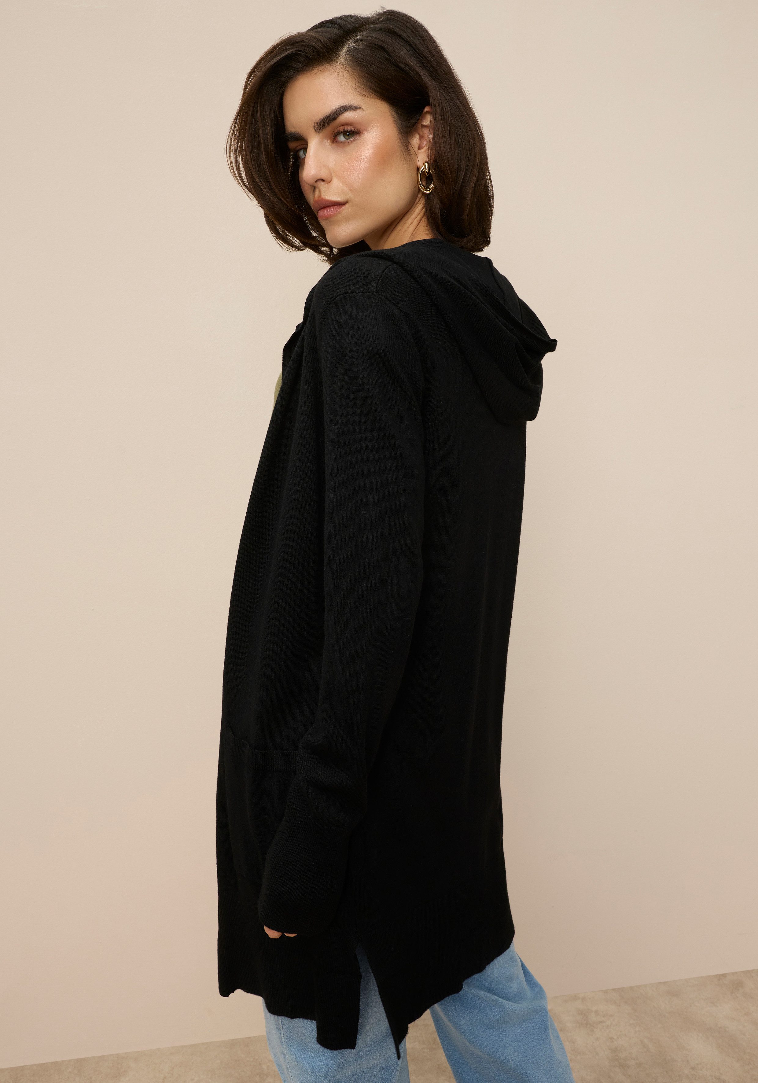 Tamaris Strickjacke aus weicher Viskosemischung mit Kapuze, aus angenehmer Viskosemischung