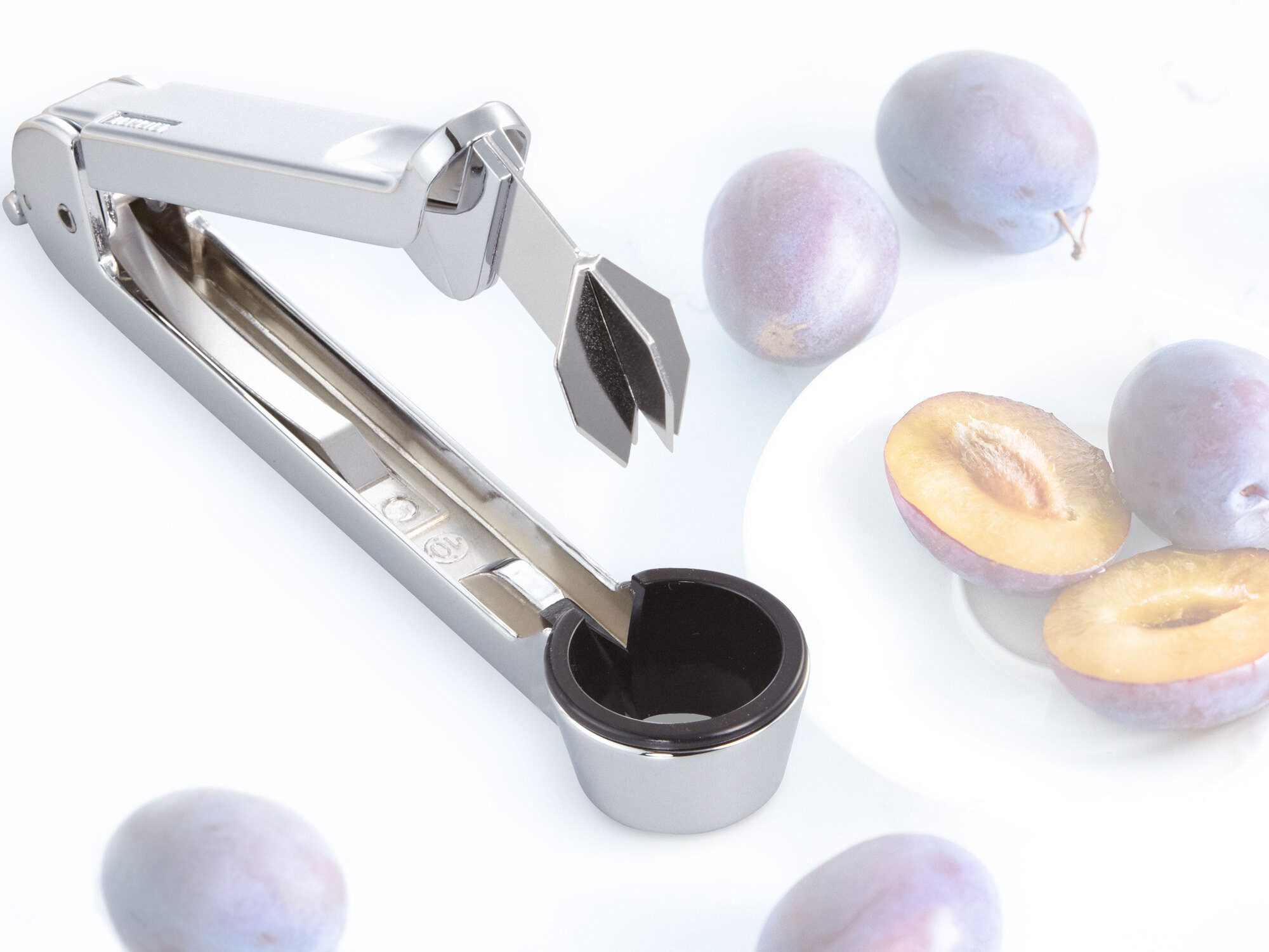 Leifheit Entkerner Pflaumenentsteiner, Metall,Kunststoff, (1-tlg), Handlich, platzsparend aufzubewahren, entsteinen und teilen