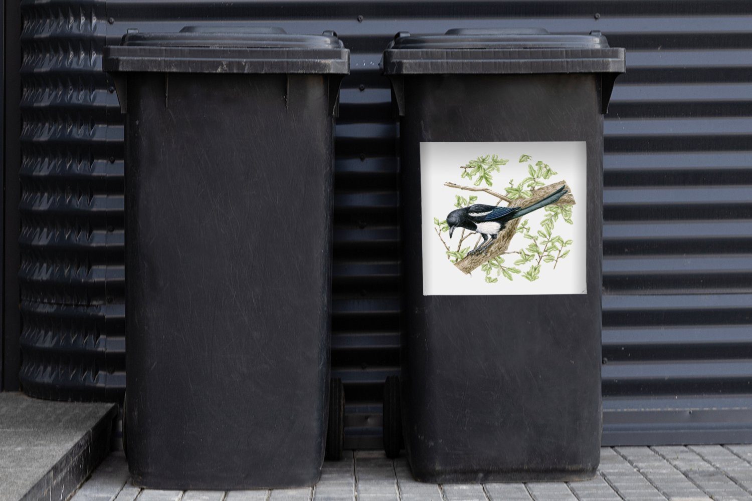 MuchoWow Wandsticker Illustration Mülleimer-aufkleber, sitzt (1 St), Container, auf einem einer Mülltonne, die Baum Abfalbehälter Elster, Sticker