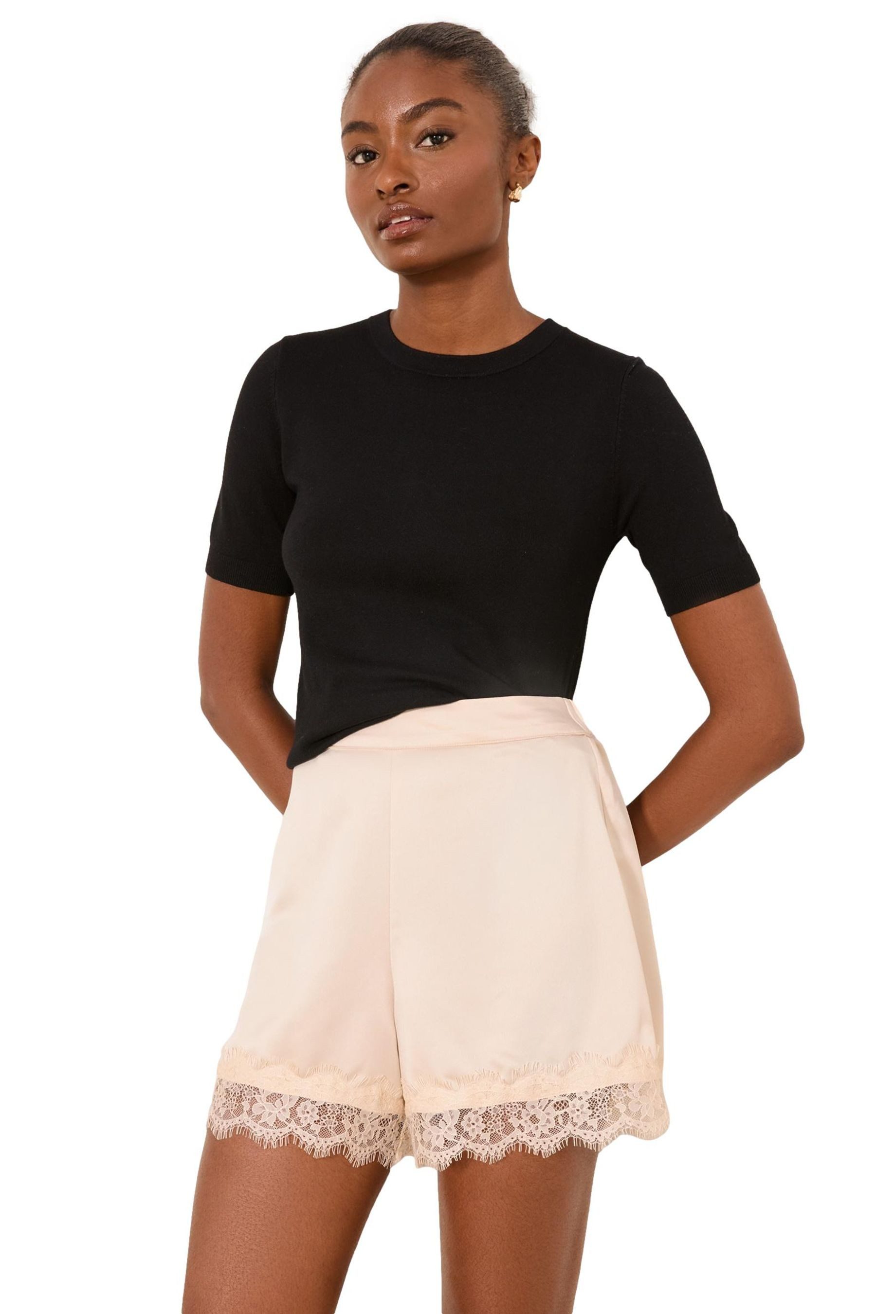 LIPSY Shorts Lipsy Satin-Shorts mit Spitzensaum (1-tlg)
