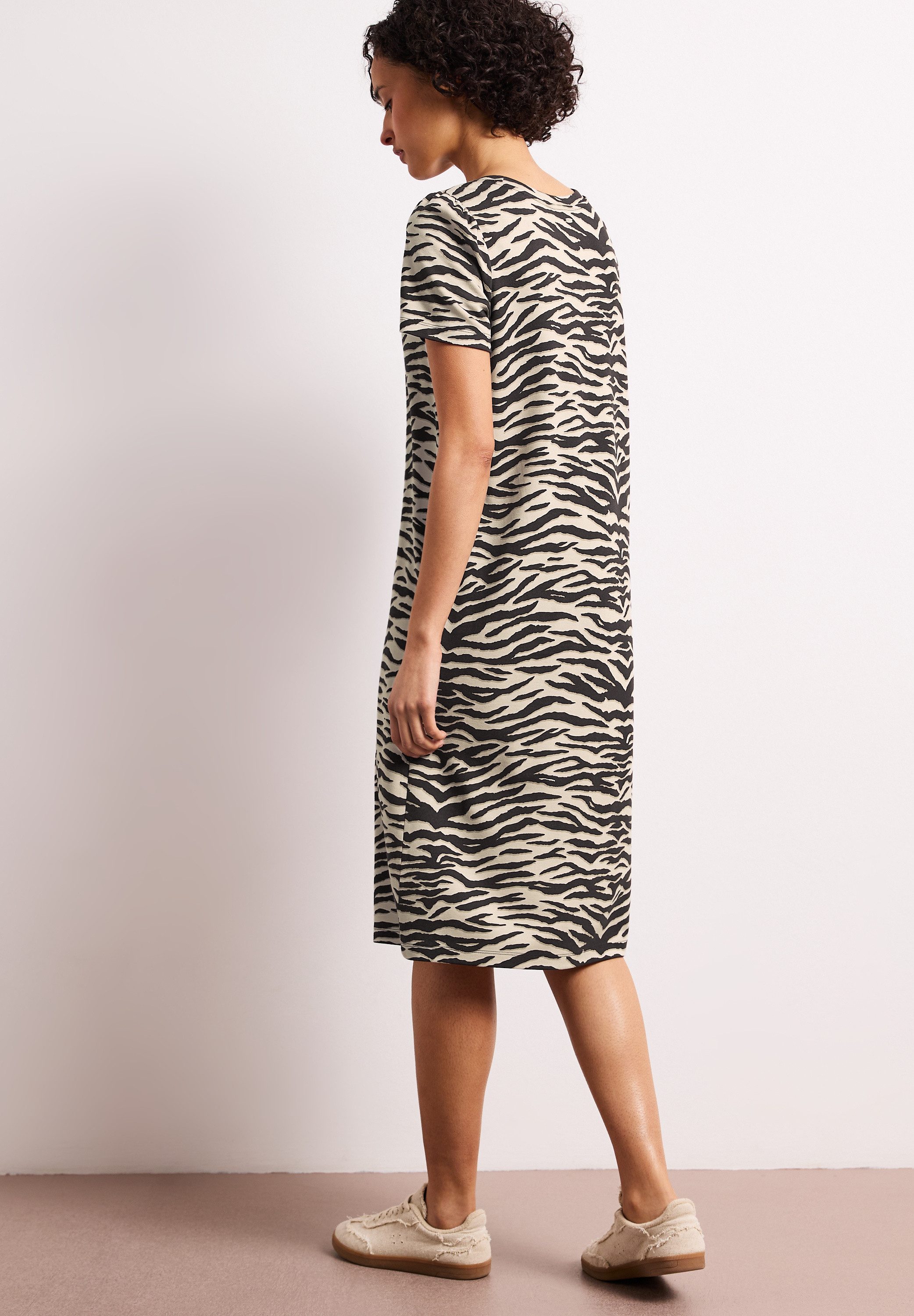 STREET ONE Shirtkleid Knielanges Sommerkleid mit Animal-Print – Bild 4 von 5