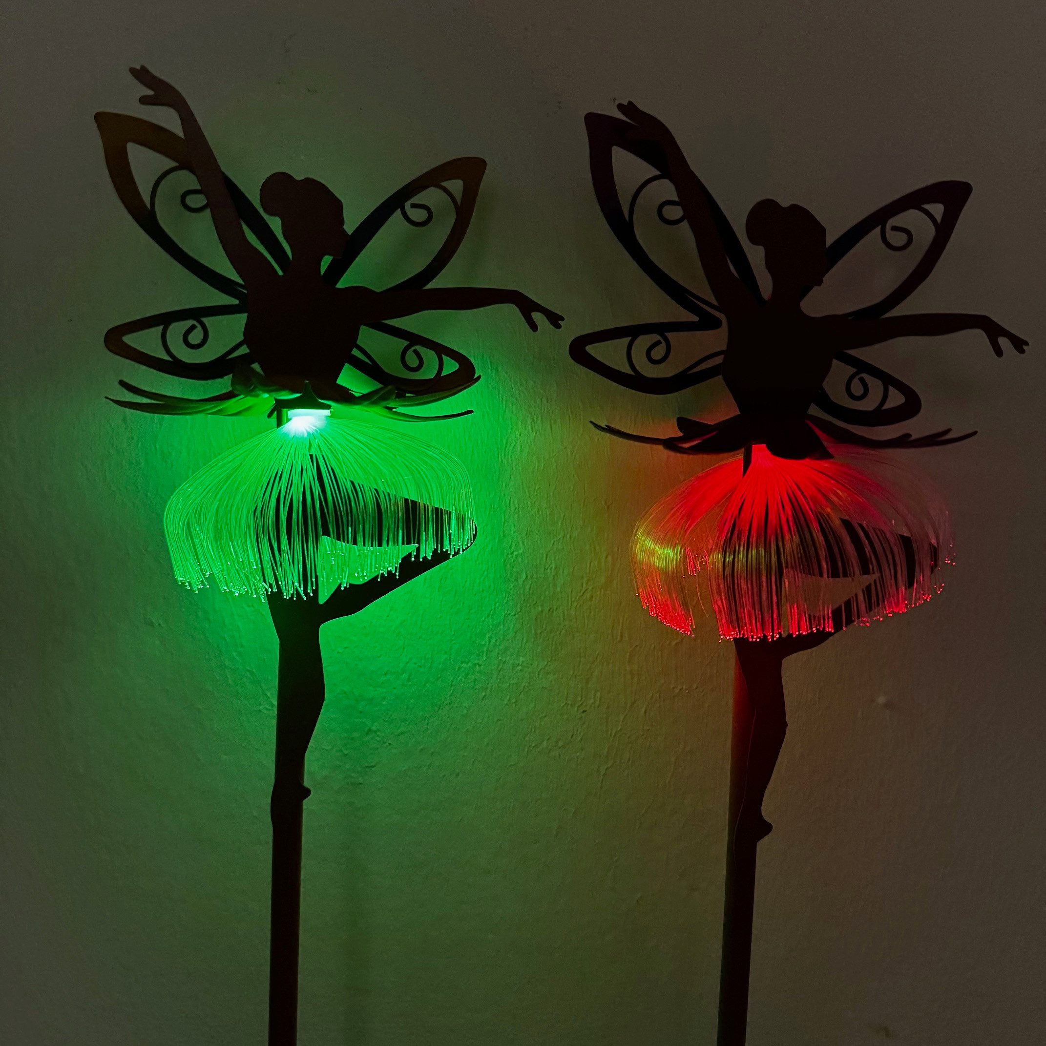 Online-Fuchs LED Solarleuchte für außen - Solar Gartenstecker Feentanz aus Metall - 94 cm groß, Kleid mit leuchtenden LED-Fäden, warmweiße Beleuchtung oder seic – Bild 3 von 4