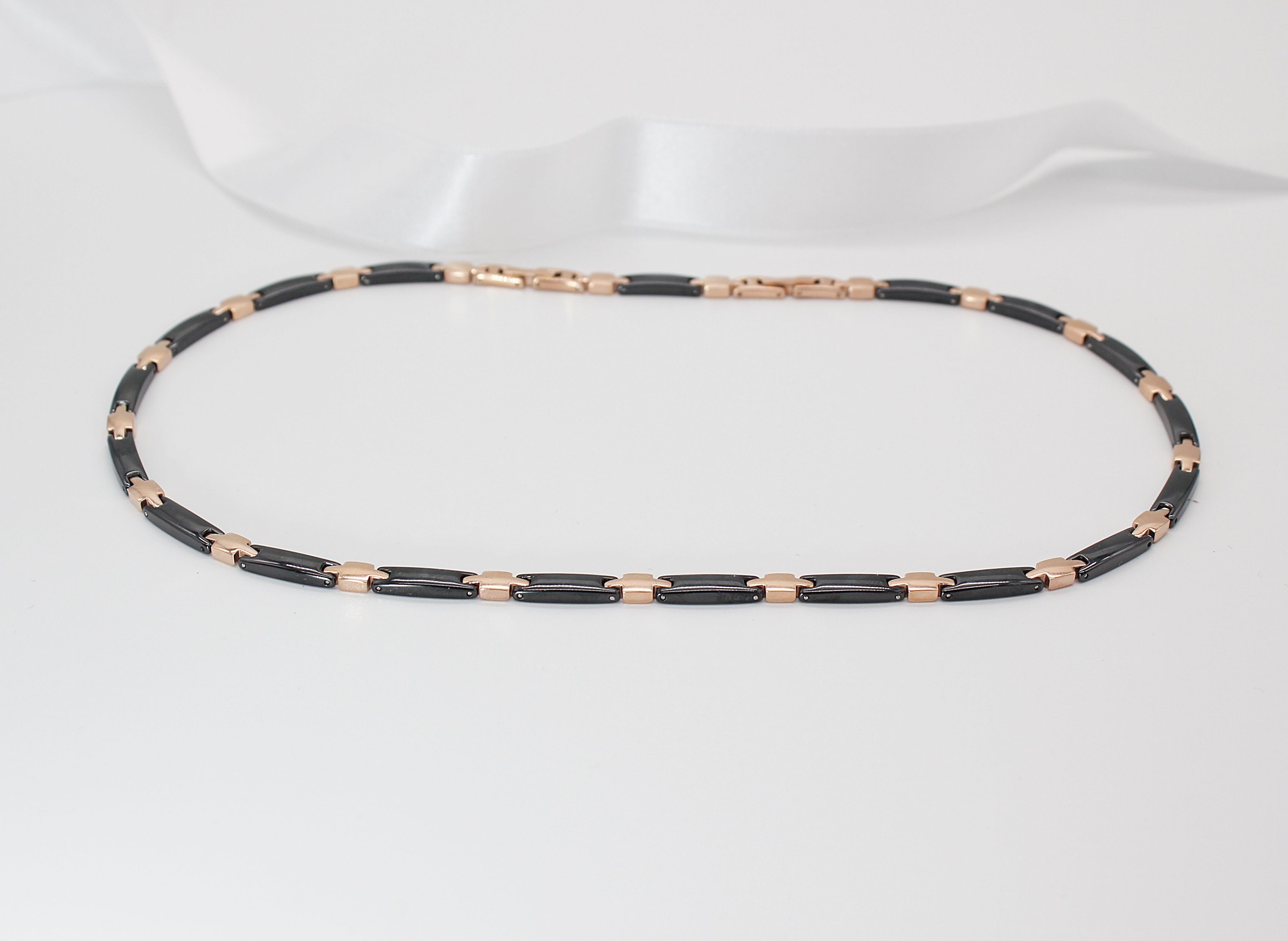 ELLAWIL Collier Collier / Halskette Damenkette Collierkette Gliederkette Kette (aus schwarzer Keramik mit rosegoldfarbener Edelstahl, Kettenlänge 50 cm, Breite  – Bild 3 von 5
