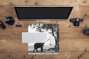 MuchoWow Gaming Mauspad Elefant, der an einem Ast zieht, in Schwarz-Weiß (1-St), Mousepad mit Rutschfester Unterseite, Gaming, 40x40 cm, XXL, Großes