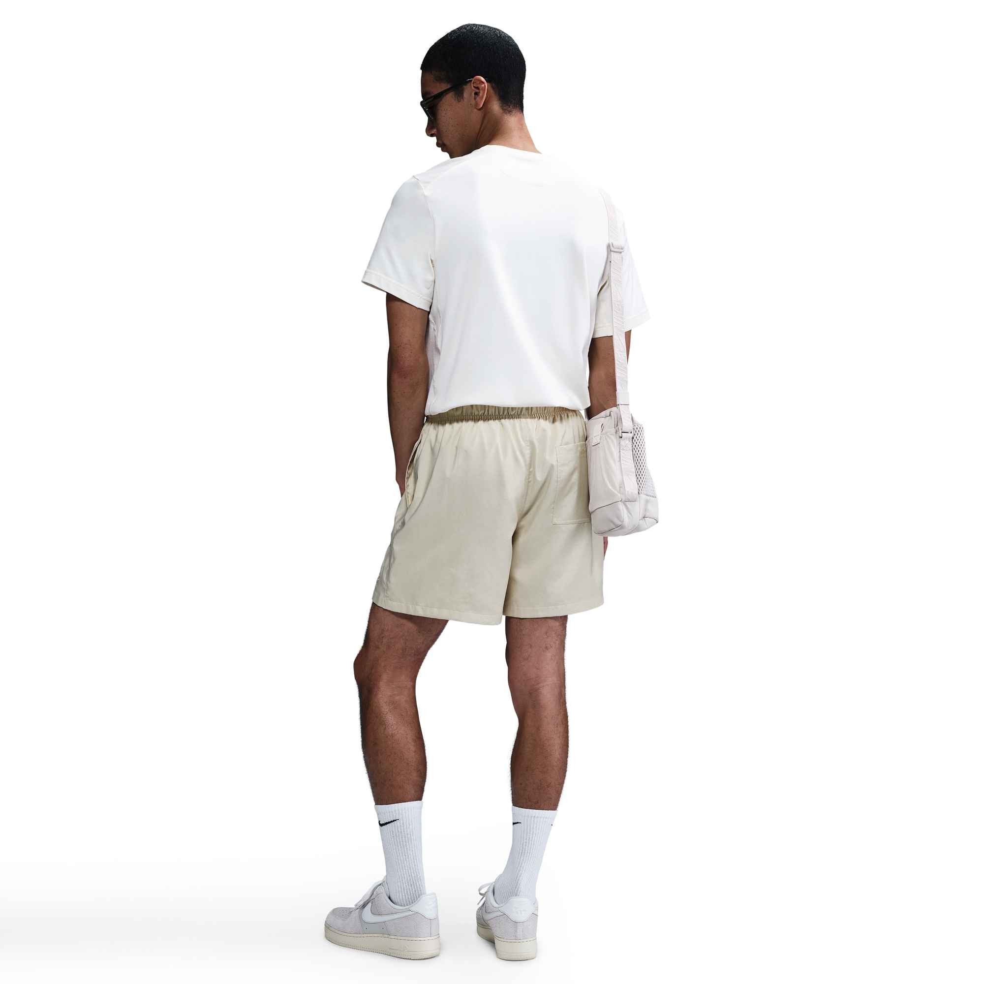 Nike Sportswear Shorts Nike Club Men's Woven Flow Shorts mit Eingrifftaschen und Gesäßtasche, schnell trocknend, pflegeleicht