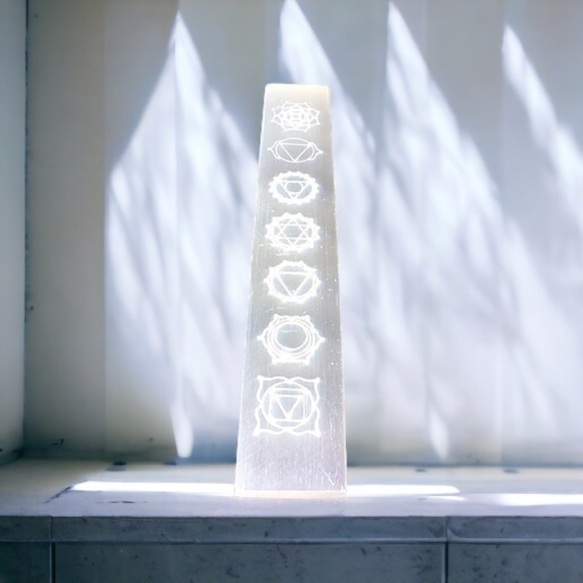 Steinfixx® Dekoteller Echte Selenit Ladeplatte Lineal mit Chakrasymbolen (zum Aufladen Ihrer Edelsteine, große 20 cm lang - in weiß oder bunt), inclusive kleinem Acrylständer zum aufstellen